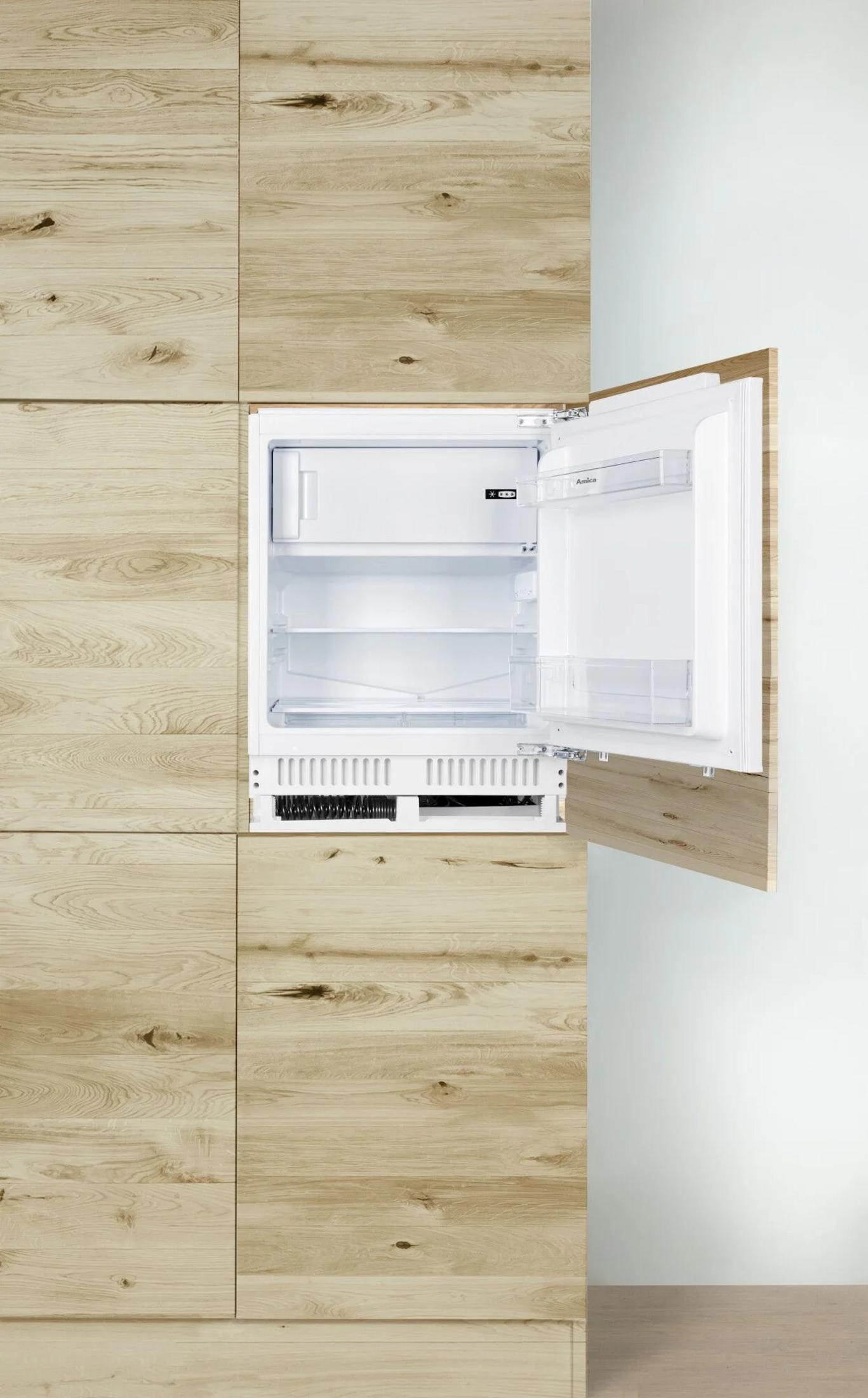 Einbaukühlschrank mit offener Tür, Holzlaminatfronten und weißer Wand.