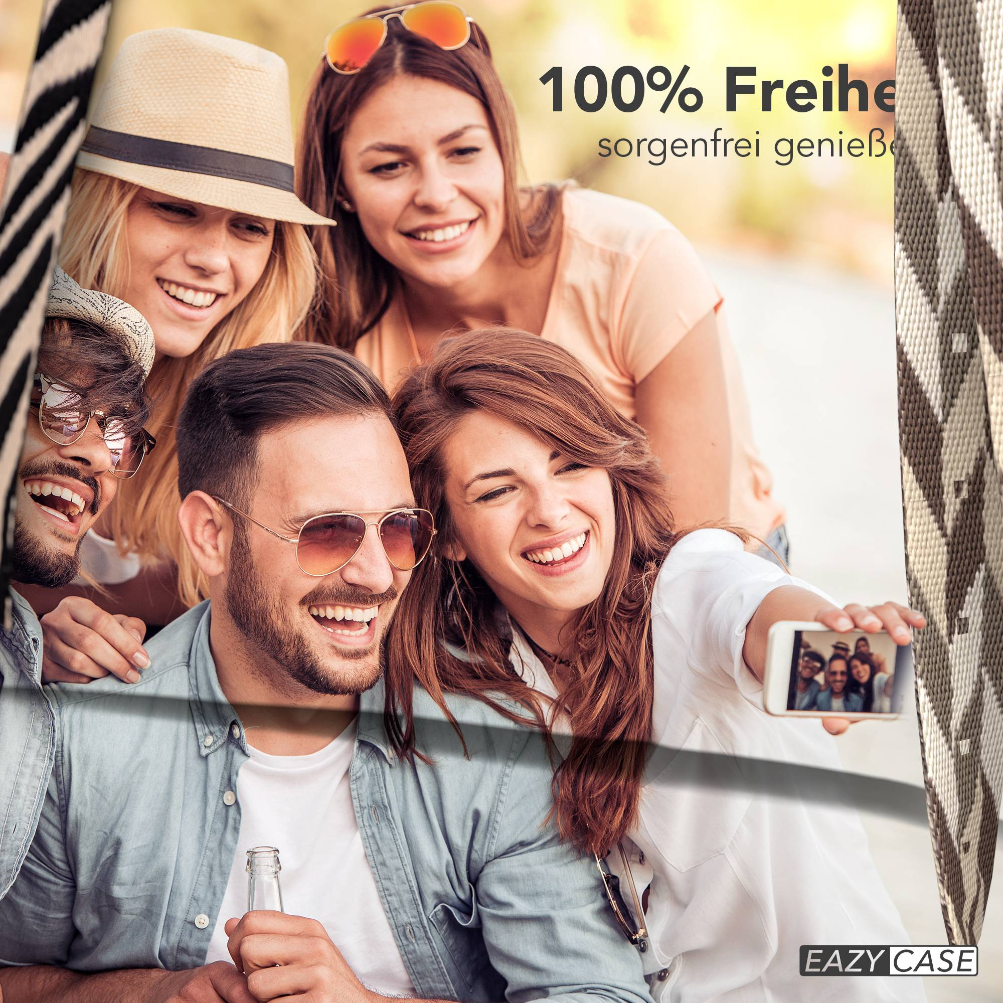 Fünf lächelnde Freunde machen ein Selfie, zwei Männer im Vordergrund, draußen.
