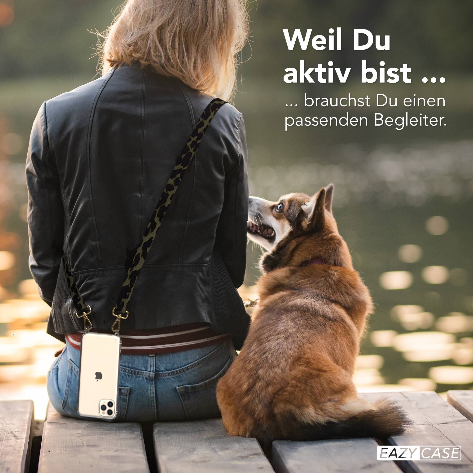 Frau mit Handy am Gurt sitzt auf Steg, blickt Hund an. Text: Weil Du aktiv bist...