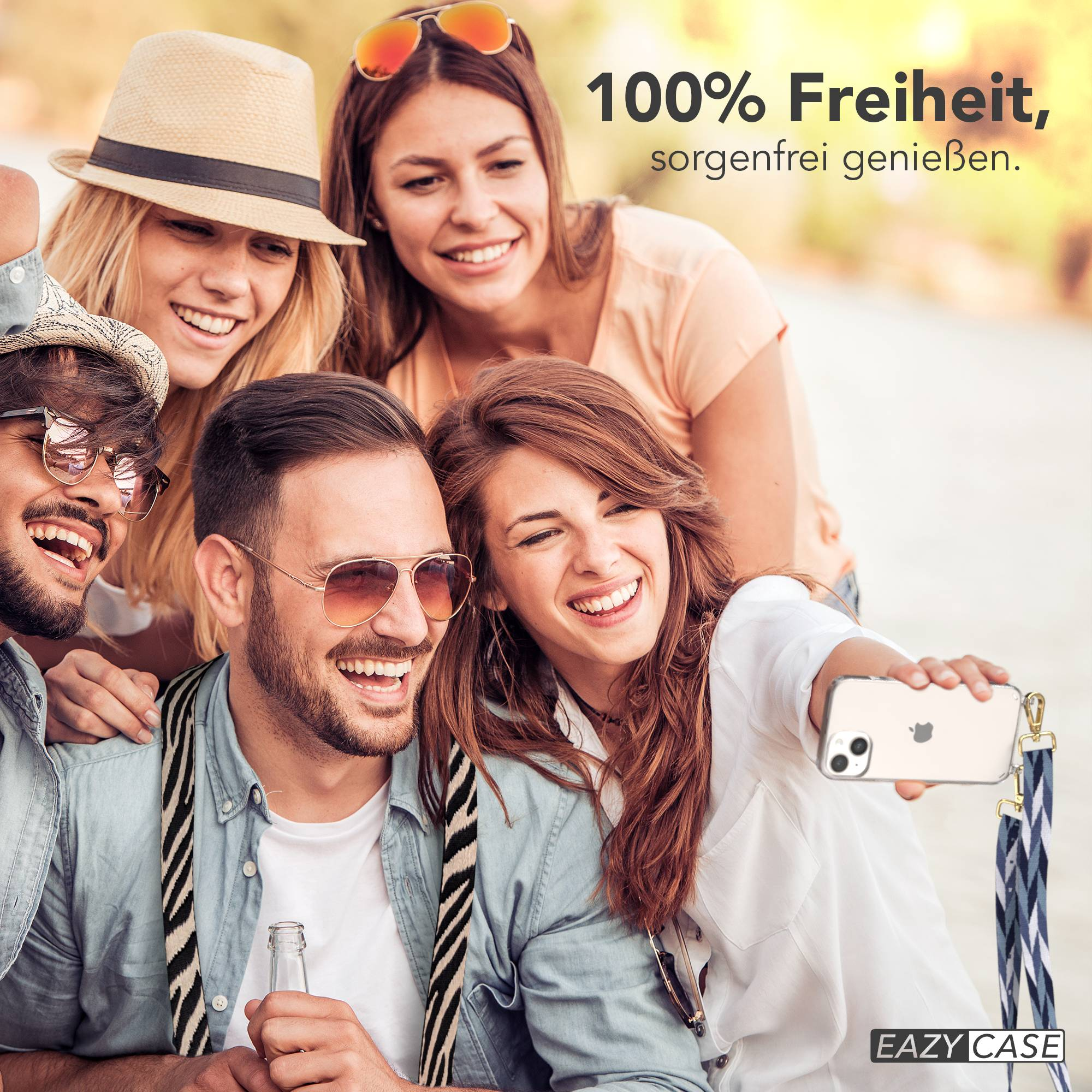 Fünf lachende Freunde machen ein Selfie mit einem Telefon, das eine Hülle und ein Lanyard hat.