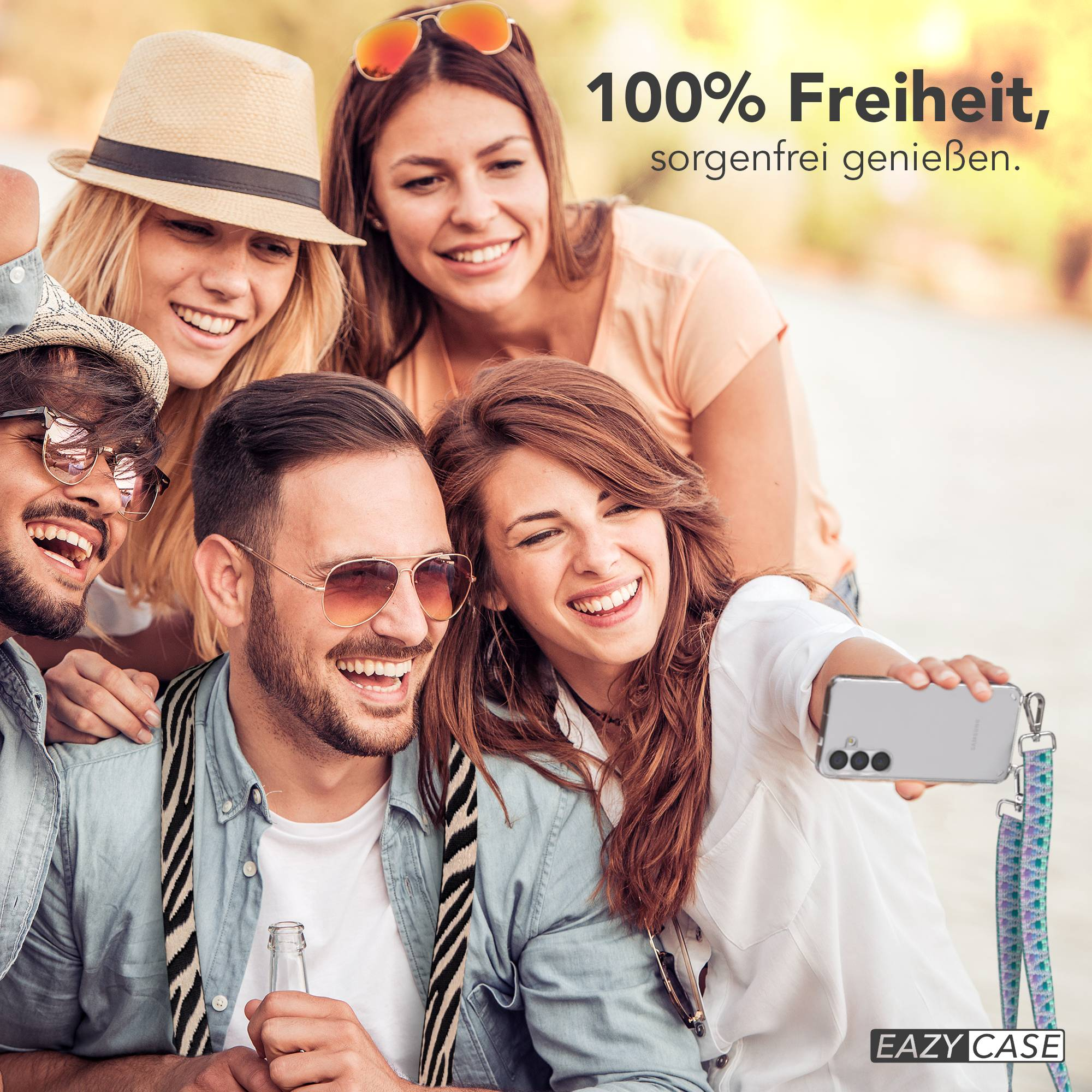Vier lachende Freunde machen ein Selfie mit einem Handy, zwei Männer und zwei Frauen.