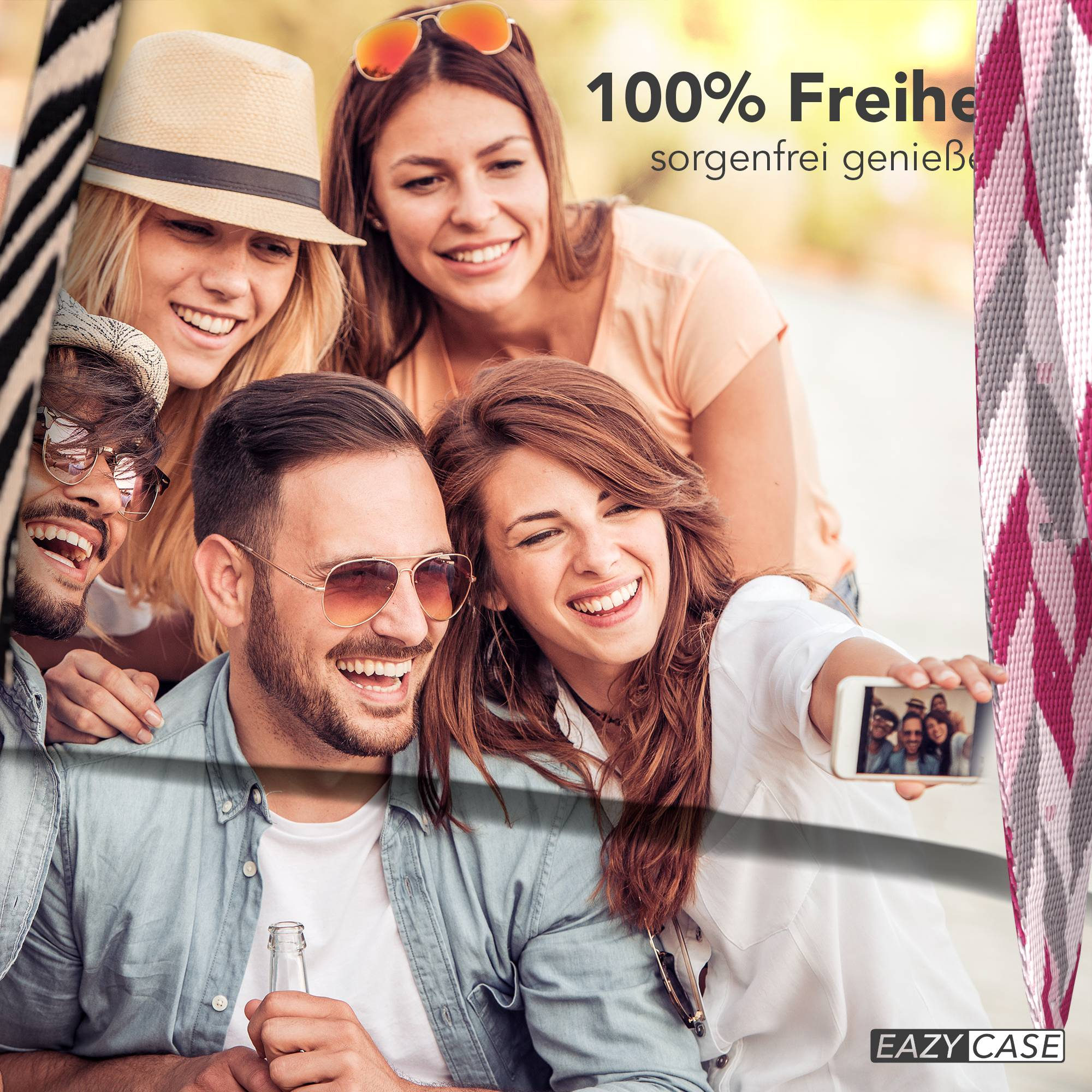 Vier lächelnde Freunde machen ein Selfie im Freien. Rechts ist ein gemusterter Stoff.
