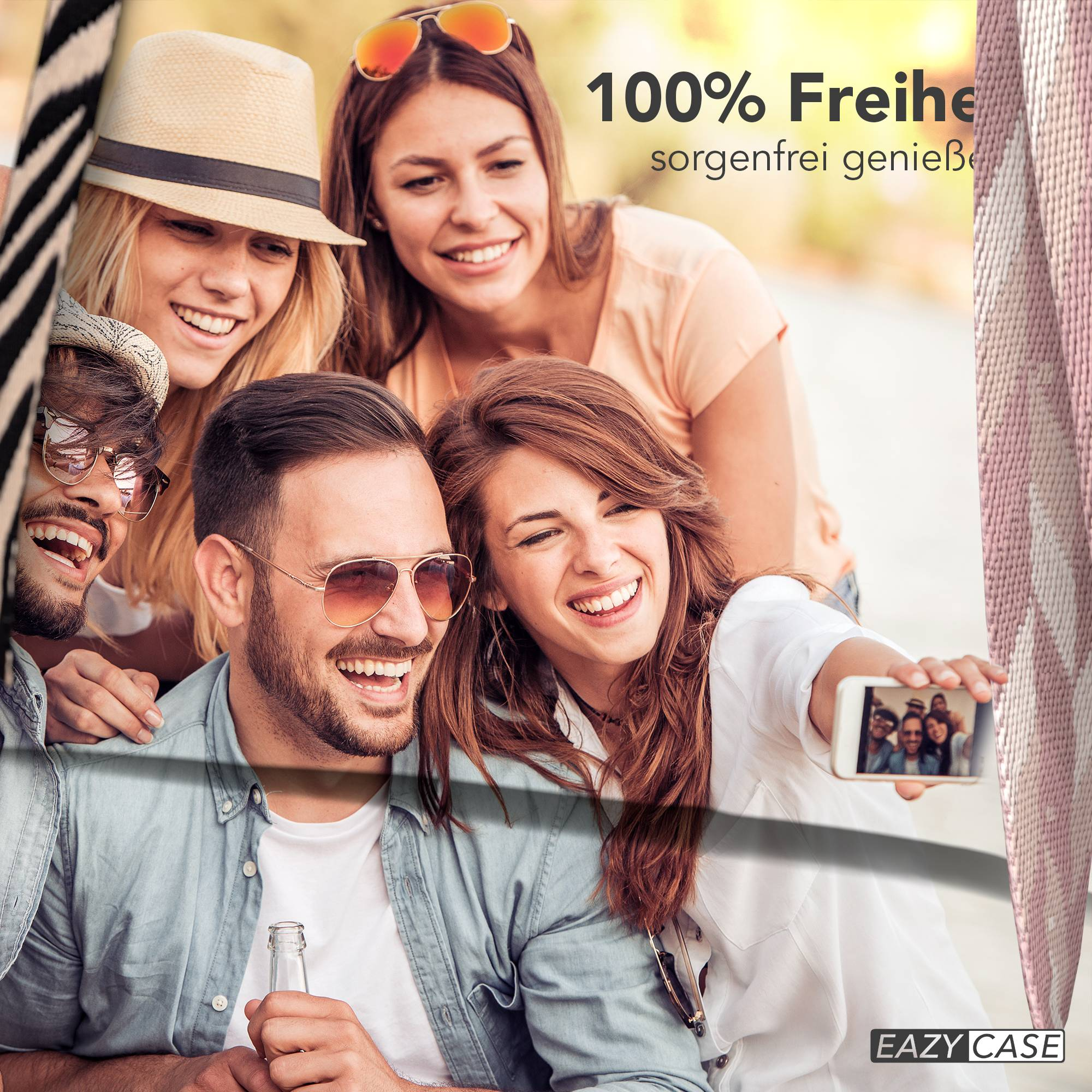 Gruppe junger Freunde macht ein Selfie, lächelnd und genießt die Zeit im Freien.