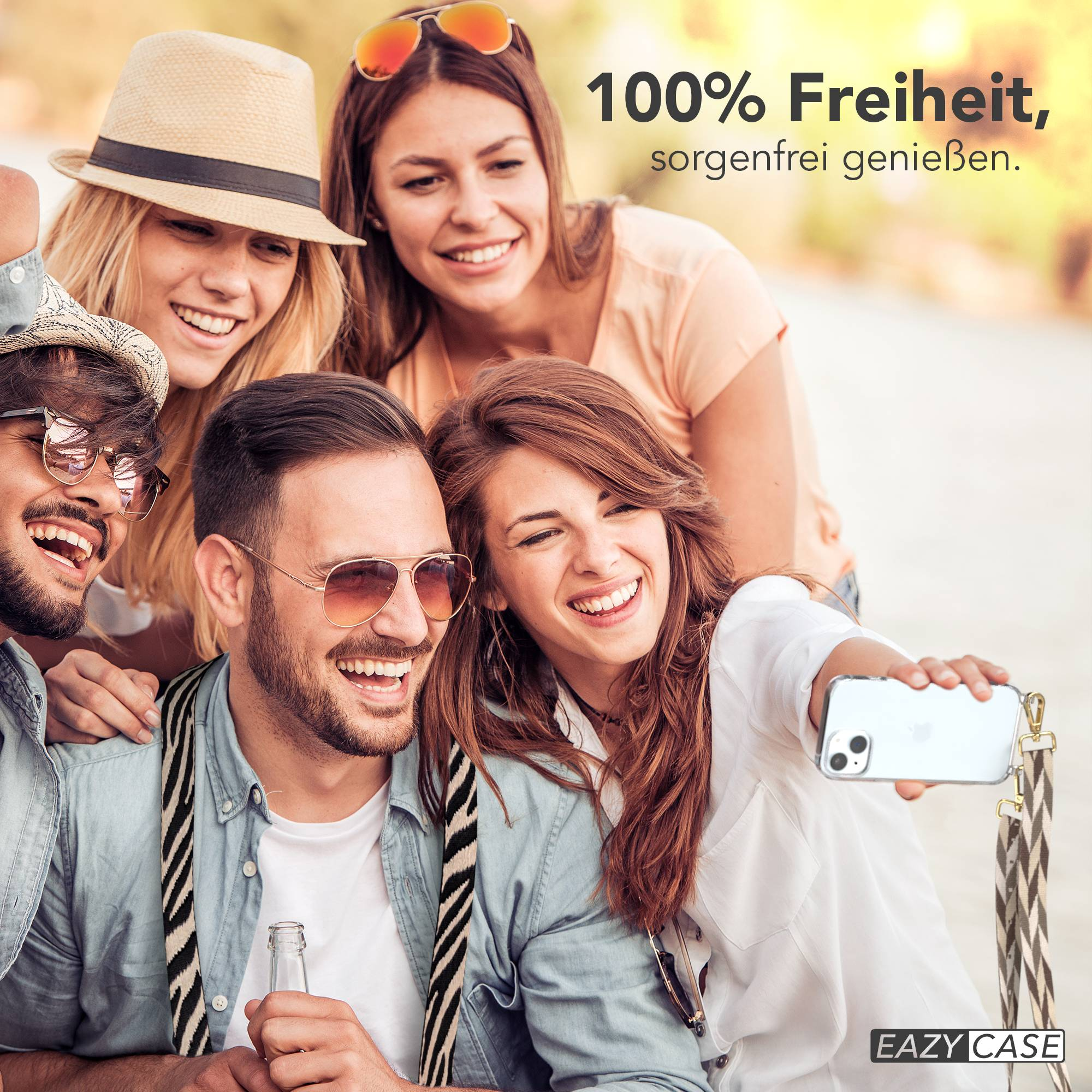 Gruppe von Freunden macht ein Selfie, lachend, mit Sonnenbrillen und Hüten.
