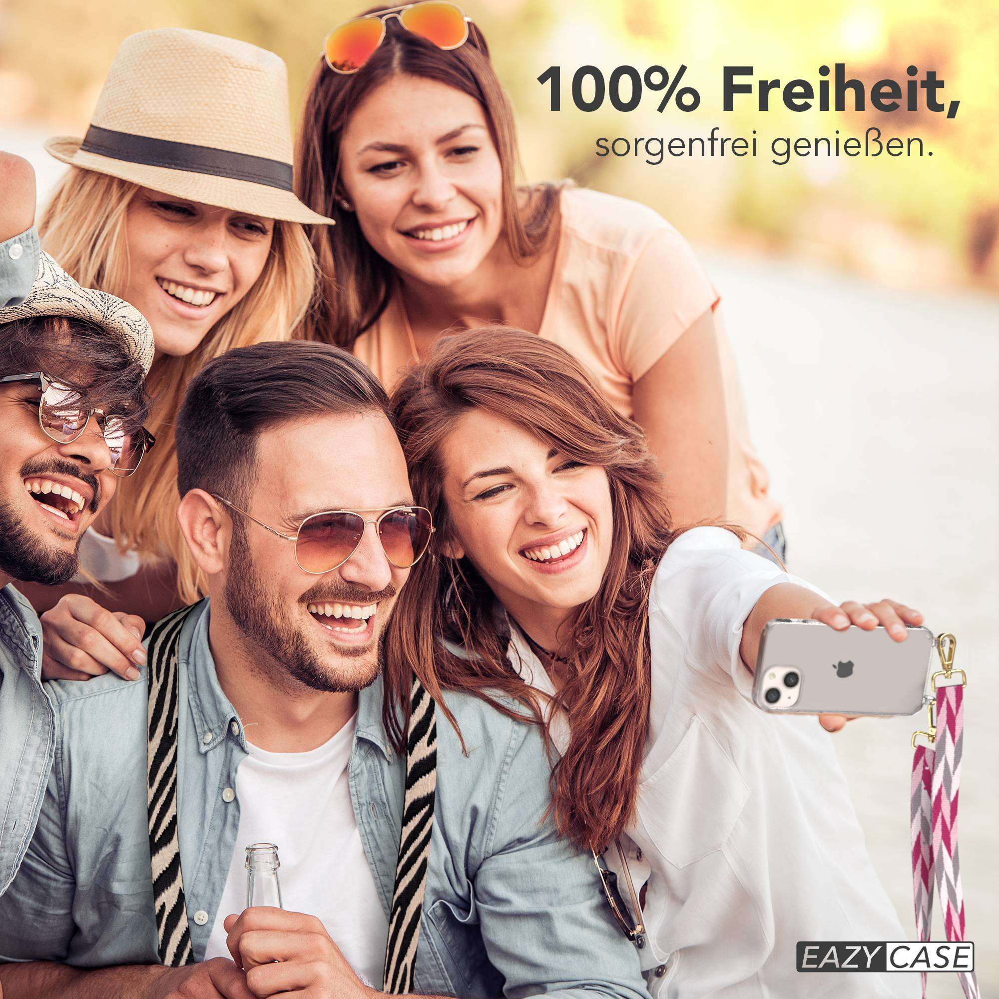 Freundesgruppe macht ein Selfie, eine Person hält ein Handy. Text: 100% Freiheit.
