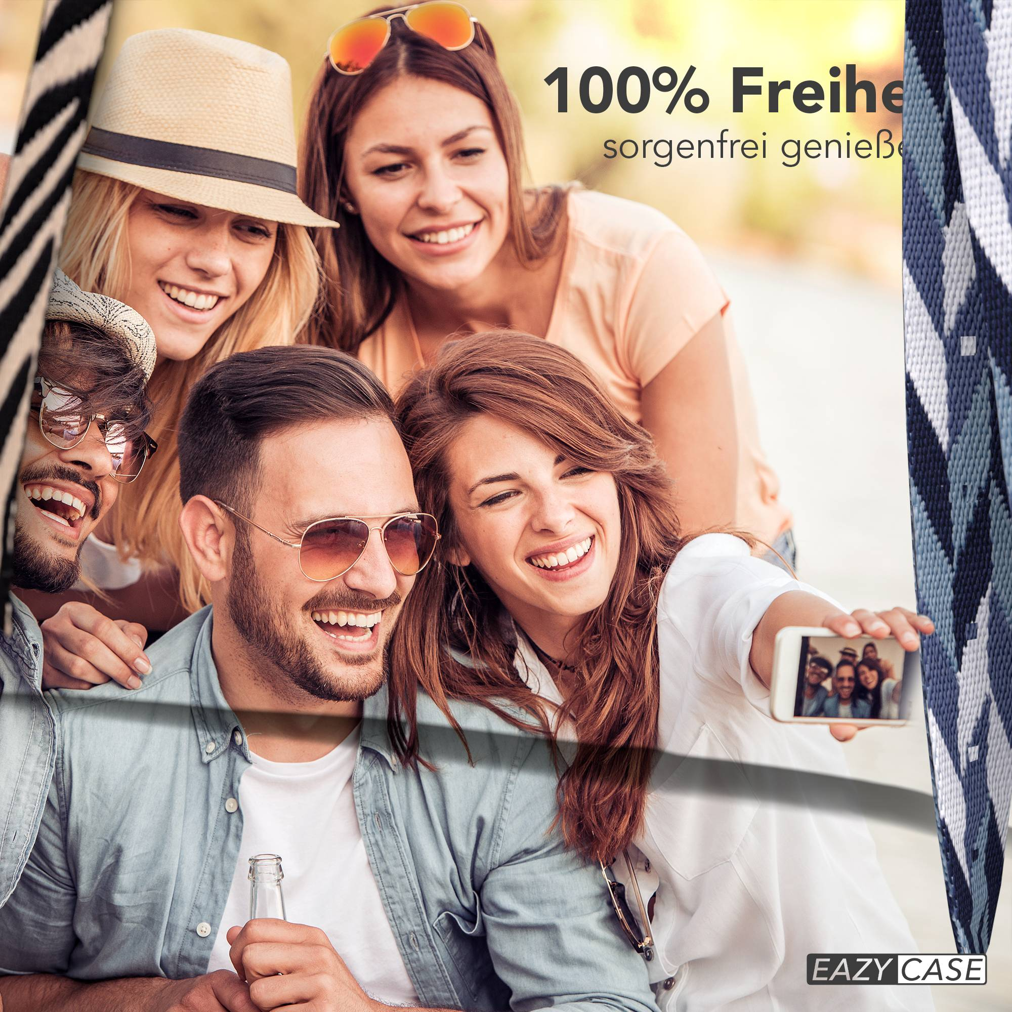 Vier junge Leute machen ein Selfie im Freien, zwei Männer und zwei Frauen.
