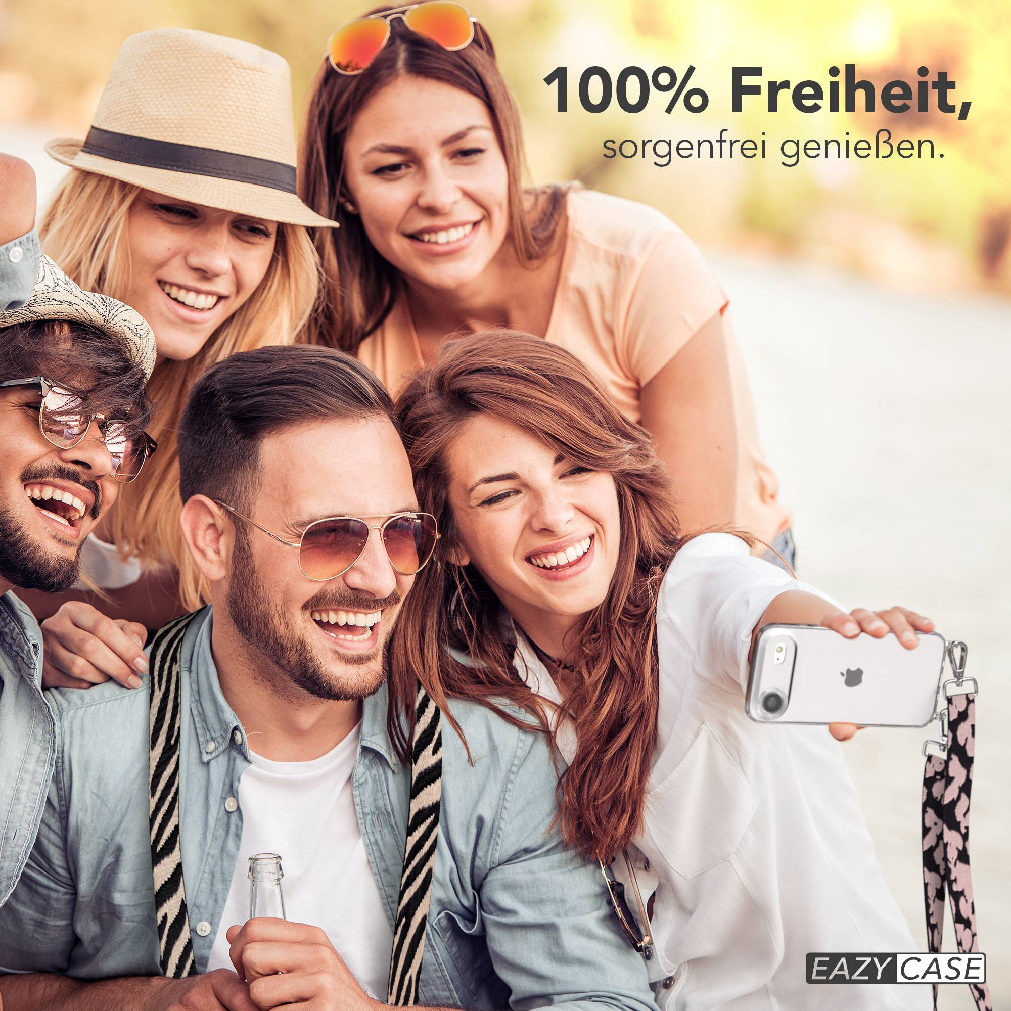Vier Freunde machen ein Selfie mit einem Handy. Sie lachen und haben Spaß.