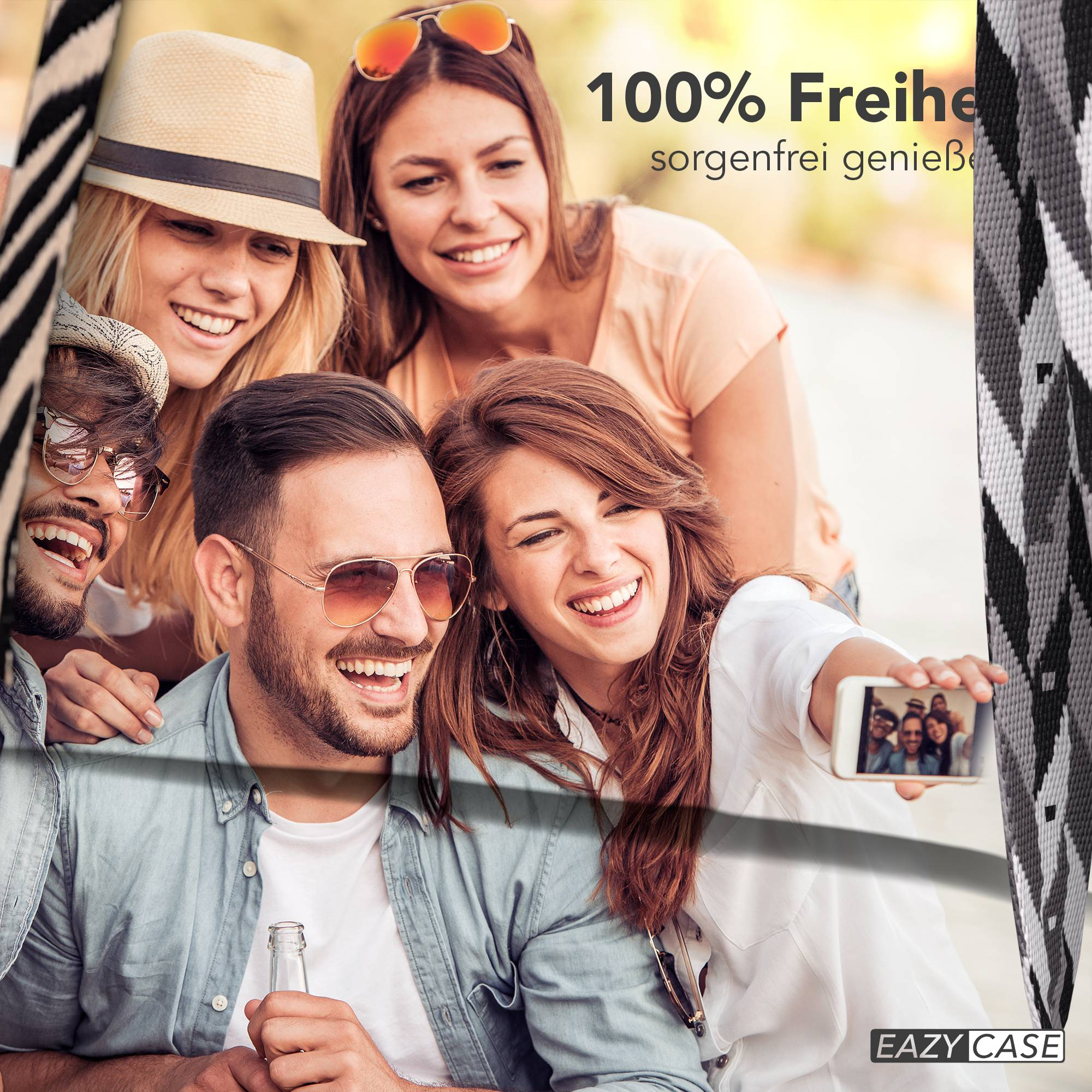 Fünf Freunde machen ein Selfie im Freien, zwei halten eine Flasche.