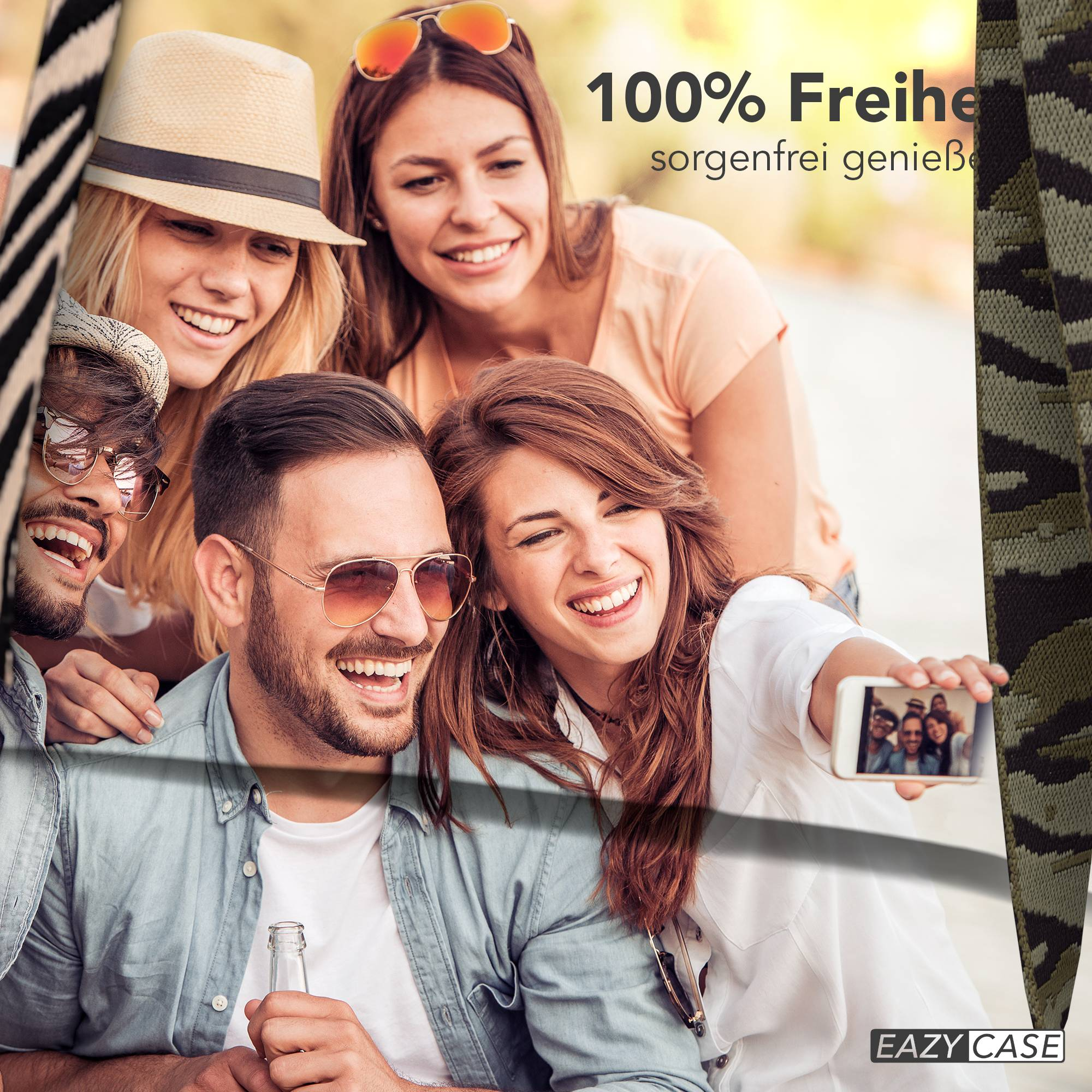 Vier lachende Freunde machen ein Selfie im Freien. Einer hält eine Flasche.