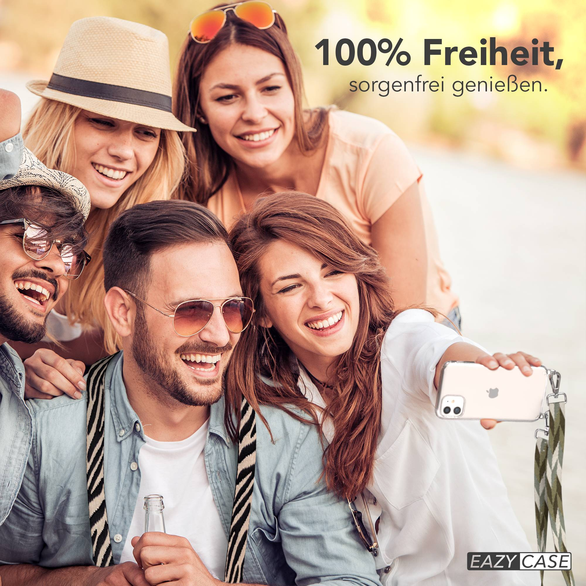 Vier lachende Freunde machen ein Selfie mit einem Handy. Ein Mann hält eine Flasche.
