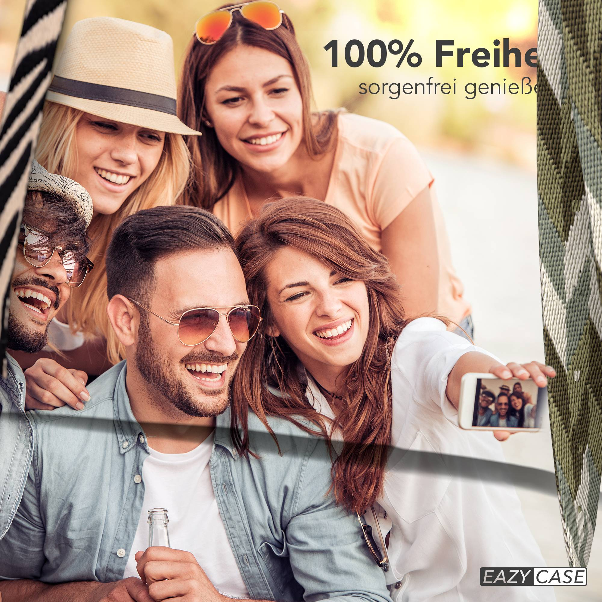 Fünf lachende Freunde machen ein Selfie, eine Frau hält das Handy.