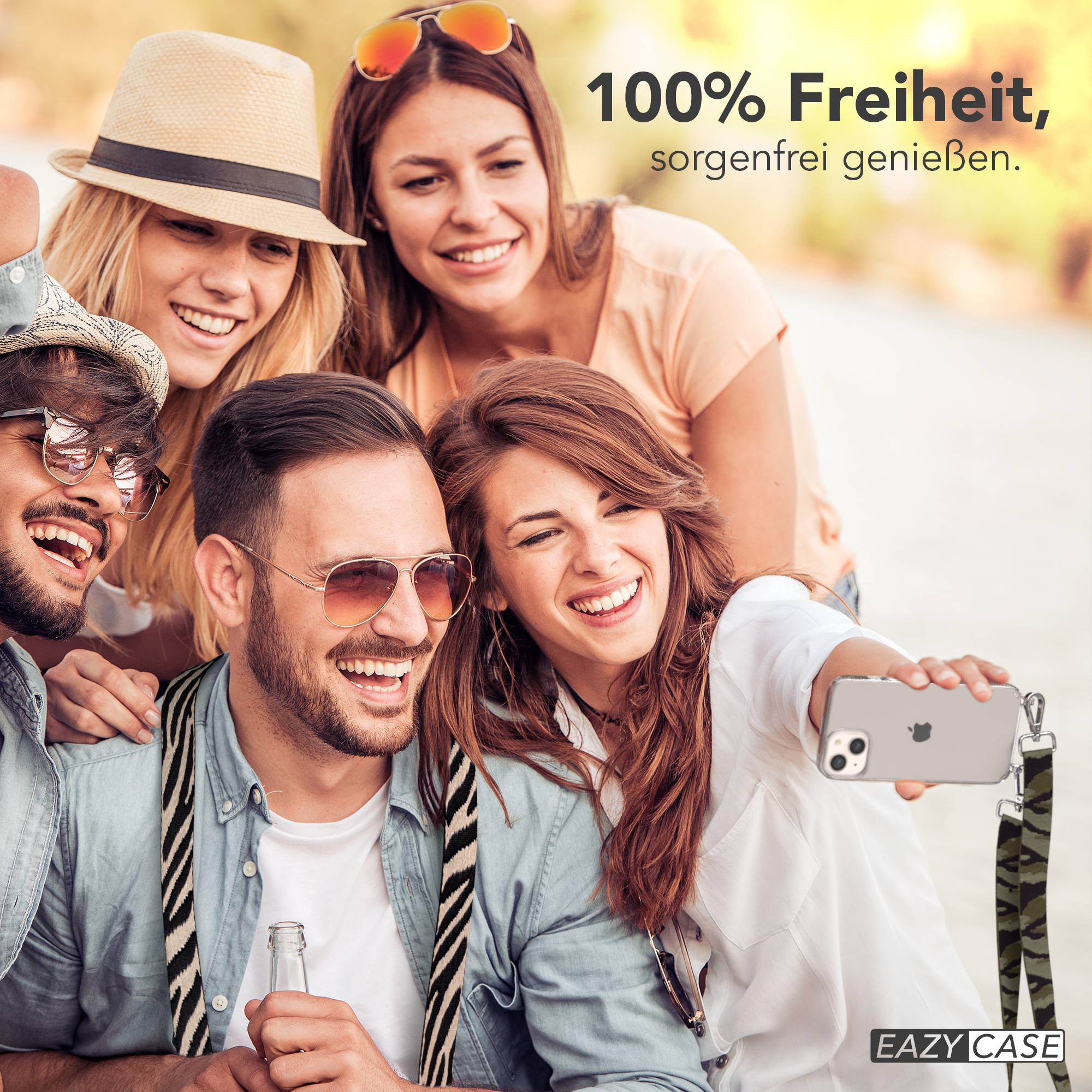 Vier Freunde machen draußen ein Selfie, lächelnd, mit einem von einer Frau gehaltenen Handy.