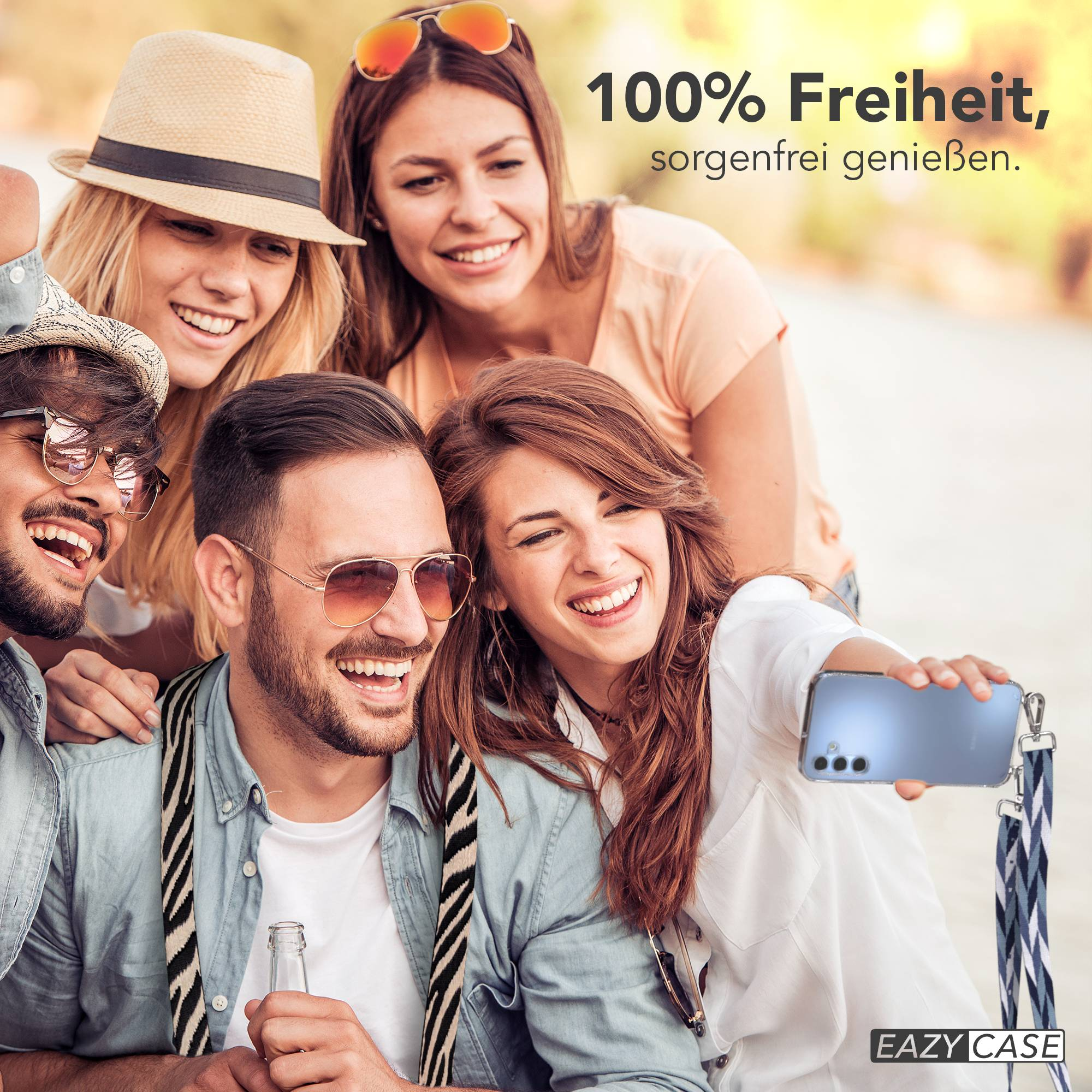 Vier Freunde machen ein Selfie mit einem Handy. Ein Mann hält eine Flasche.