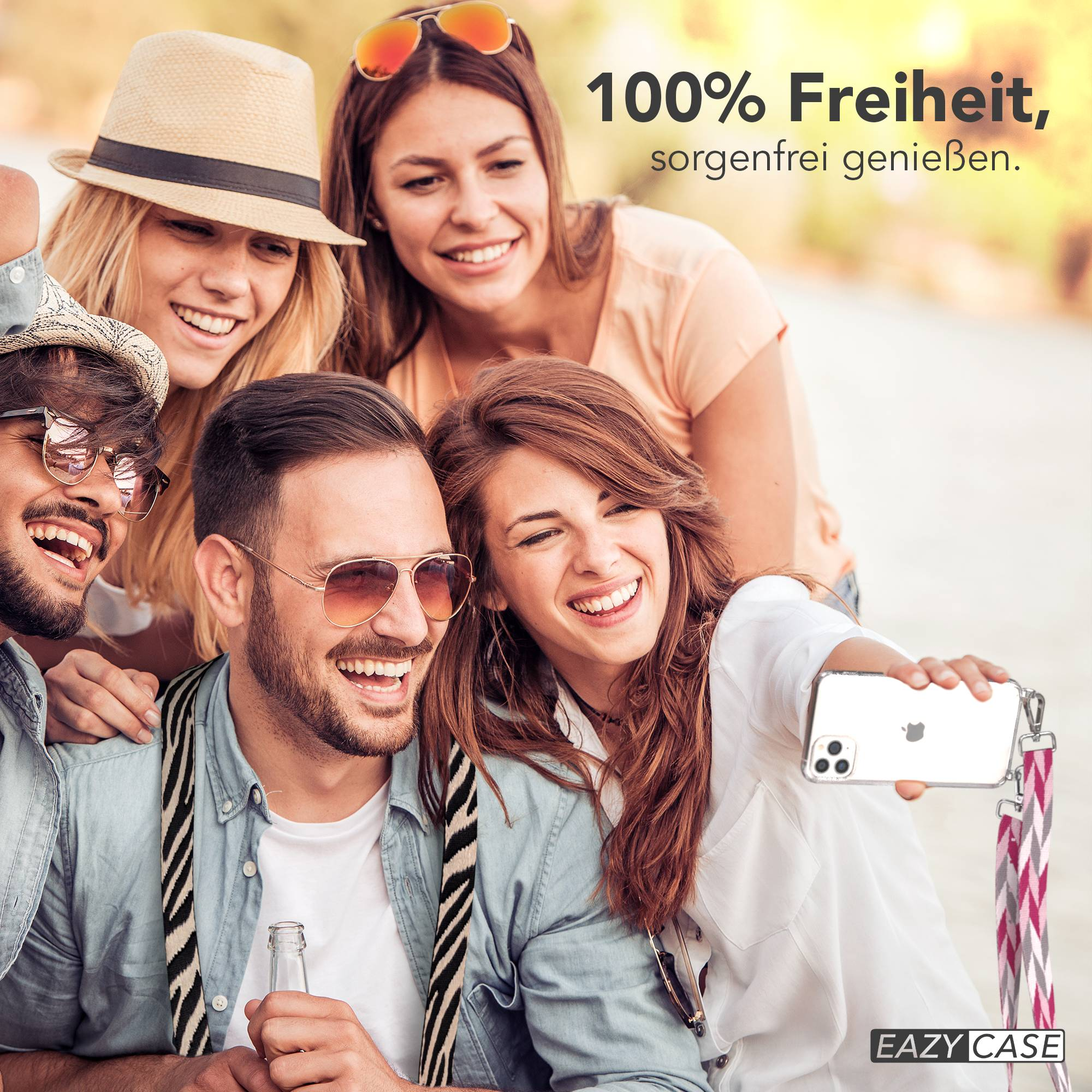 Vier lachende Freunde machen ein Selfie mit einem Handy, das eine Hülle hat.