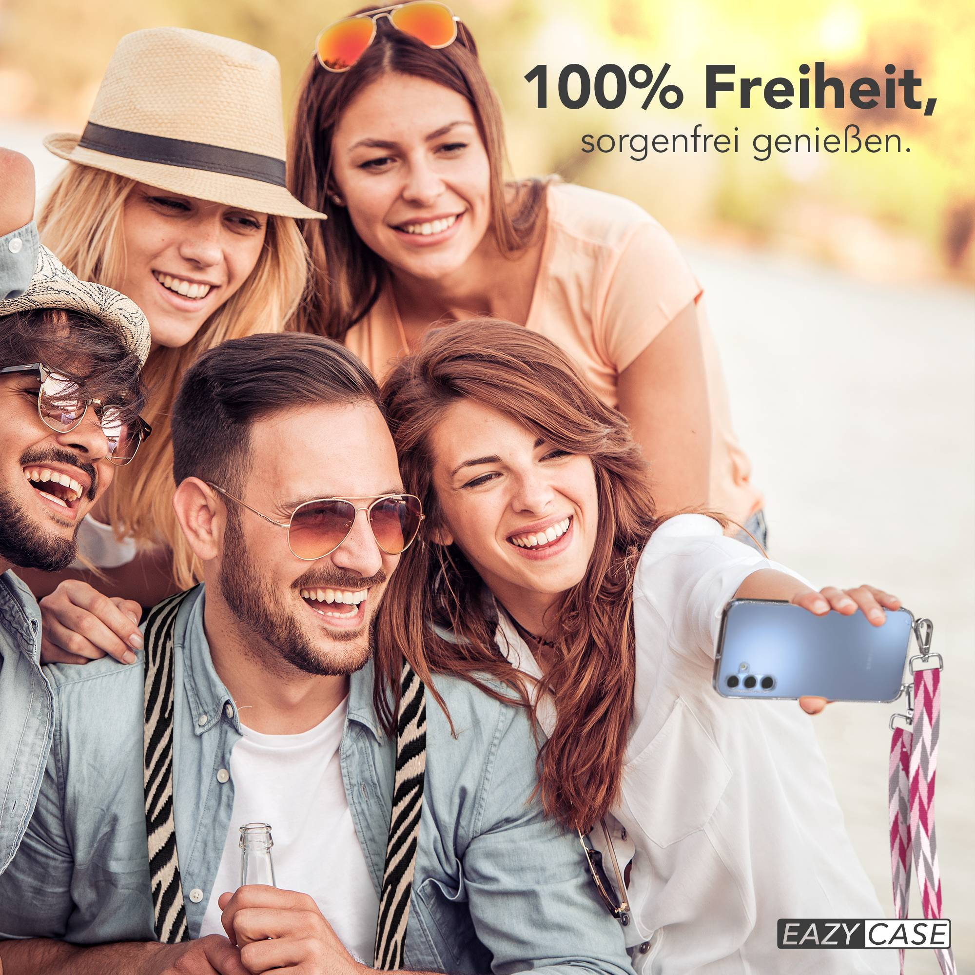 Vier lachende Freunde machen ein Selfie mit einem Handy, das eine iPhone-Hülle hat.