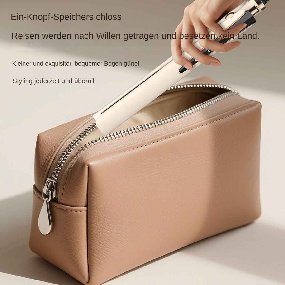 Eine Hand legt einen weißen Lockenstab in eine beige Kosmetiktasche.