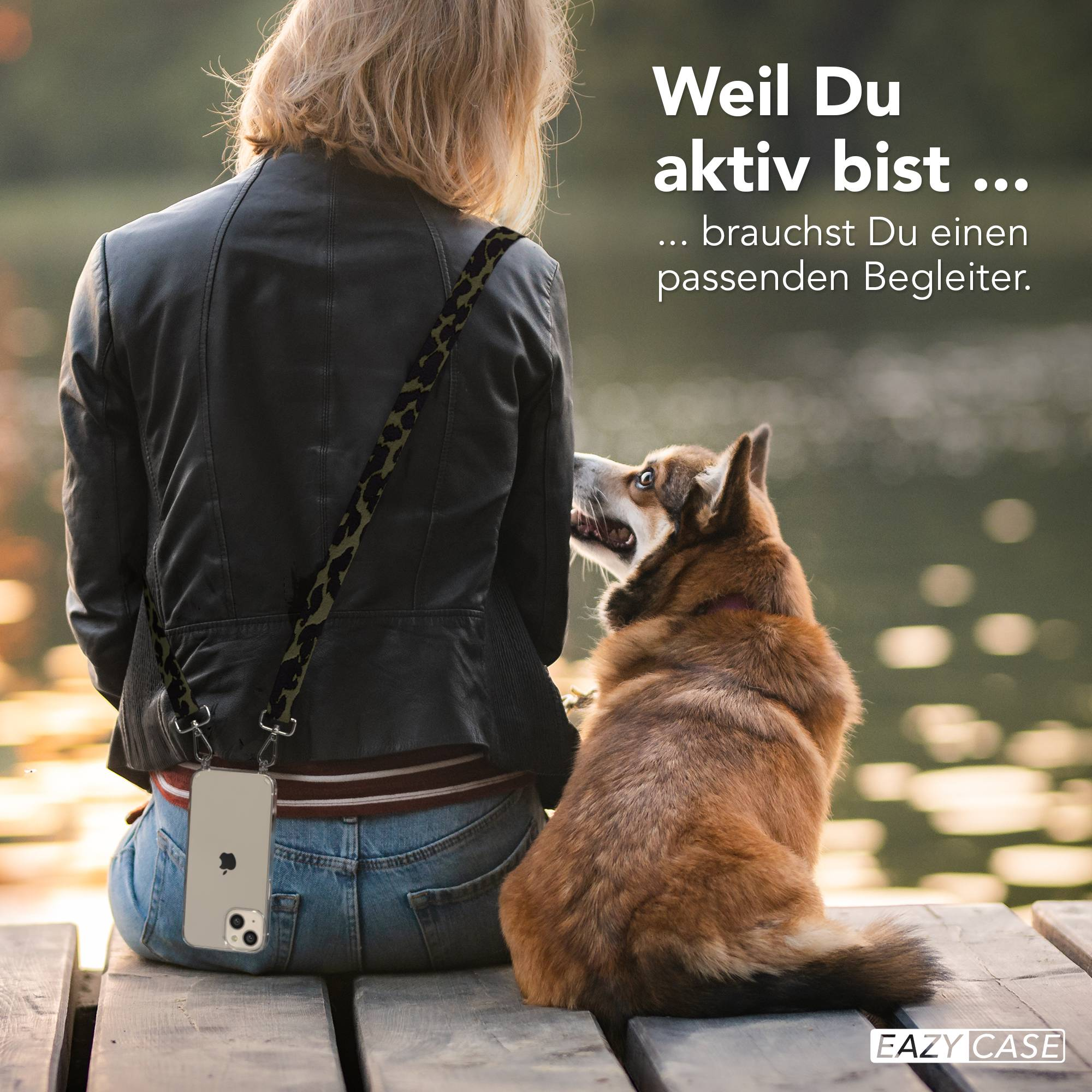 Frau mit Hund auf Holzsteg, iPhone-Hülle mit Trageband.