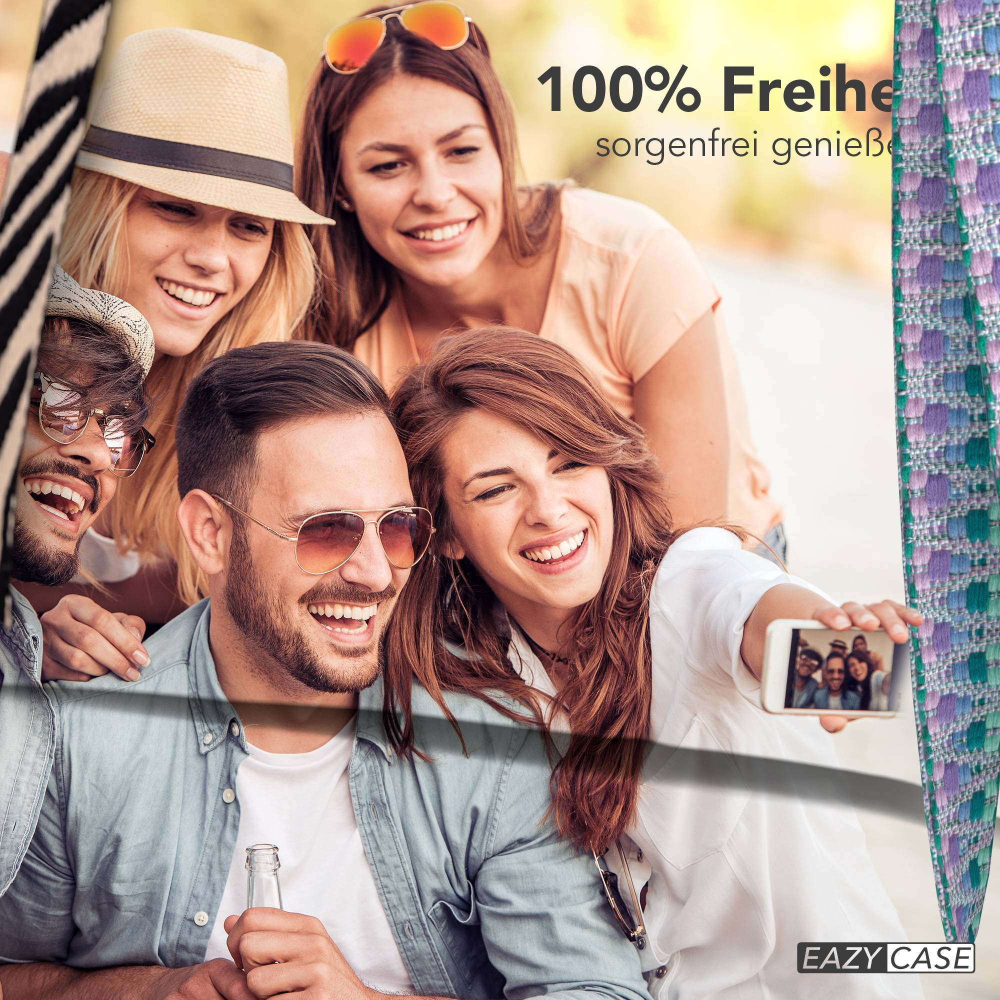 Vier Freunde machen draußen ein Selfie, lächelnd und eine Flasche haltend.