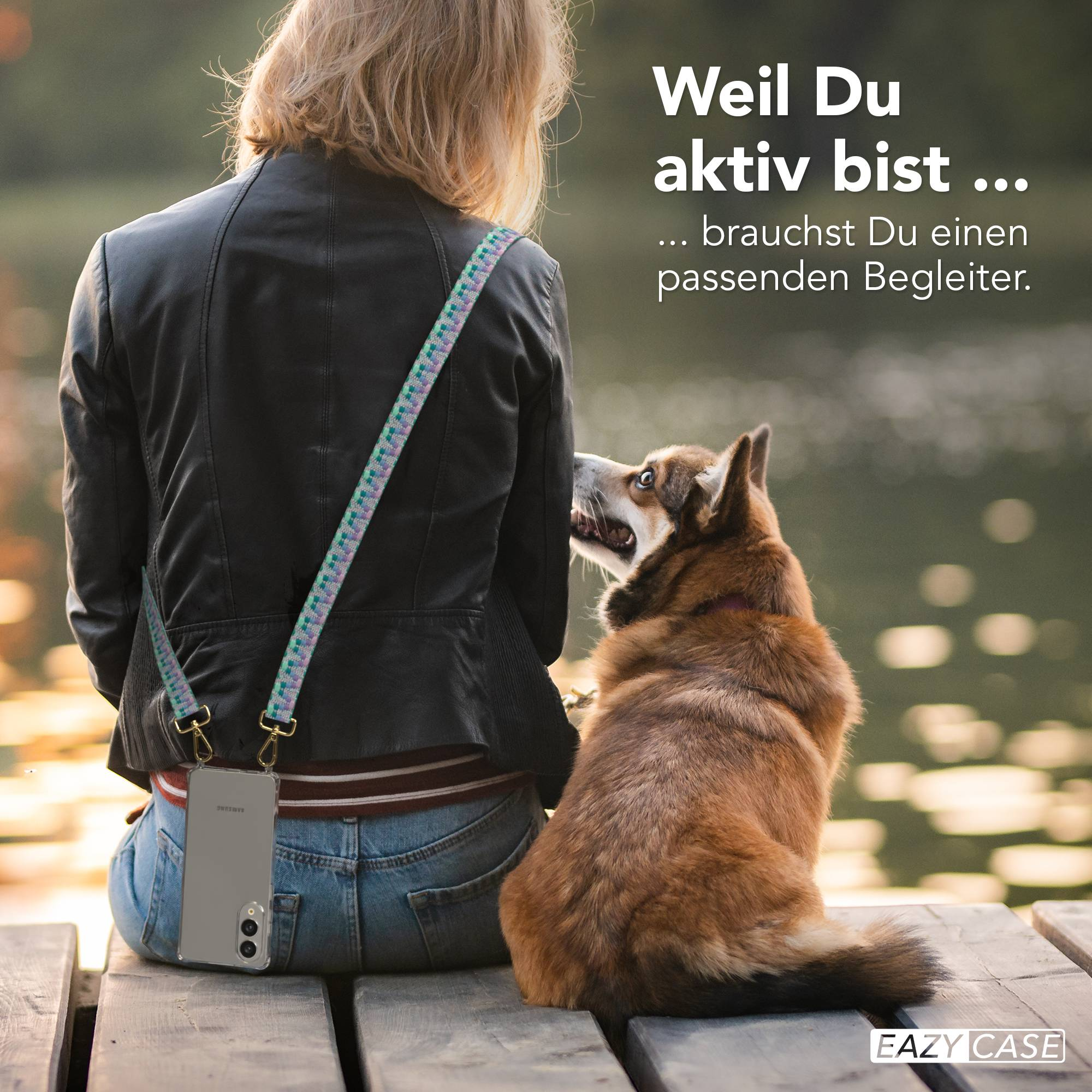 Frau mit Hund auf Holzsteg, Handy mit Trageriemen. Text: Weil Du aktiv bist... brauchst Du einen passenden Begleiter.