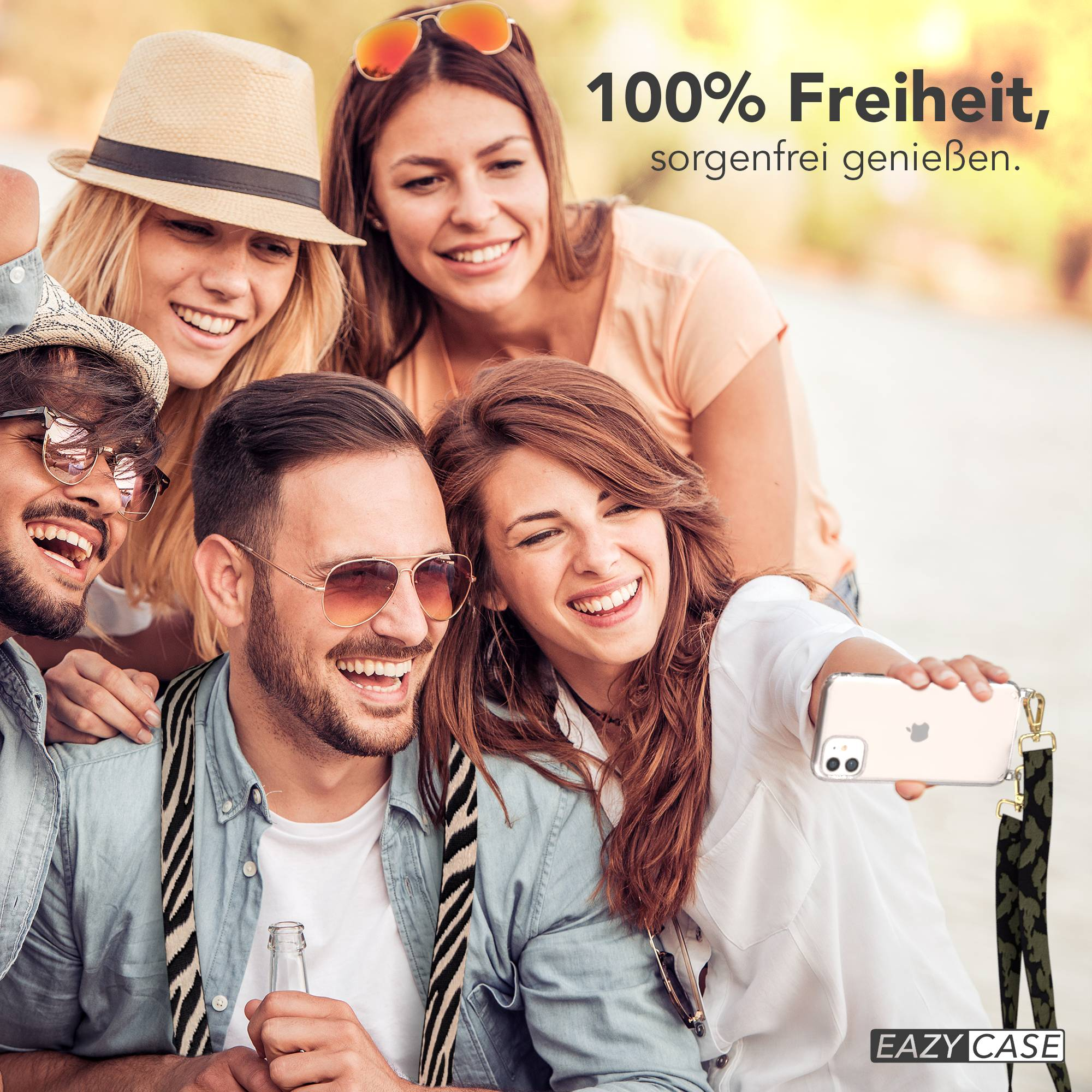 Freunde machen ein Selfie mit einem Telefon, das eine Handyhülle mit Trageband hat.