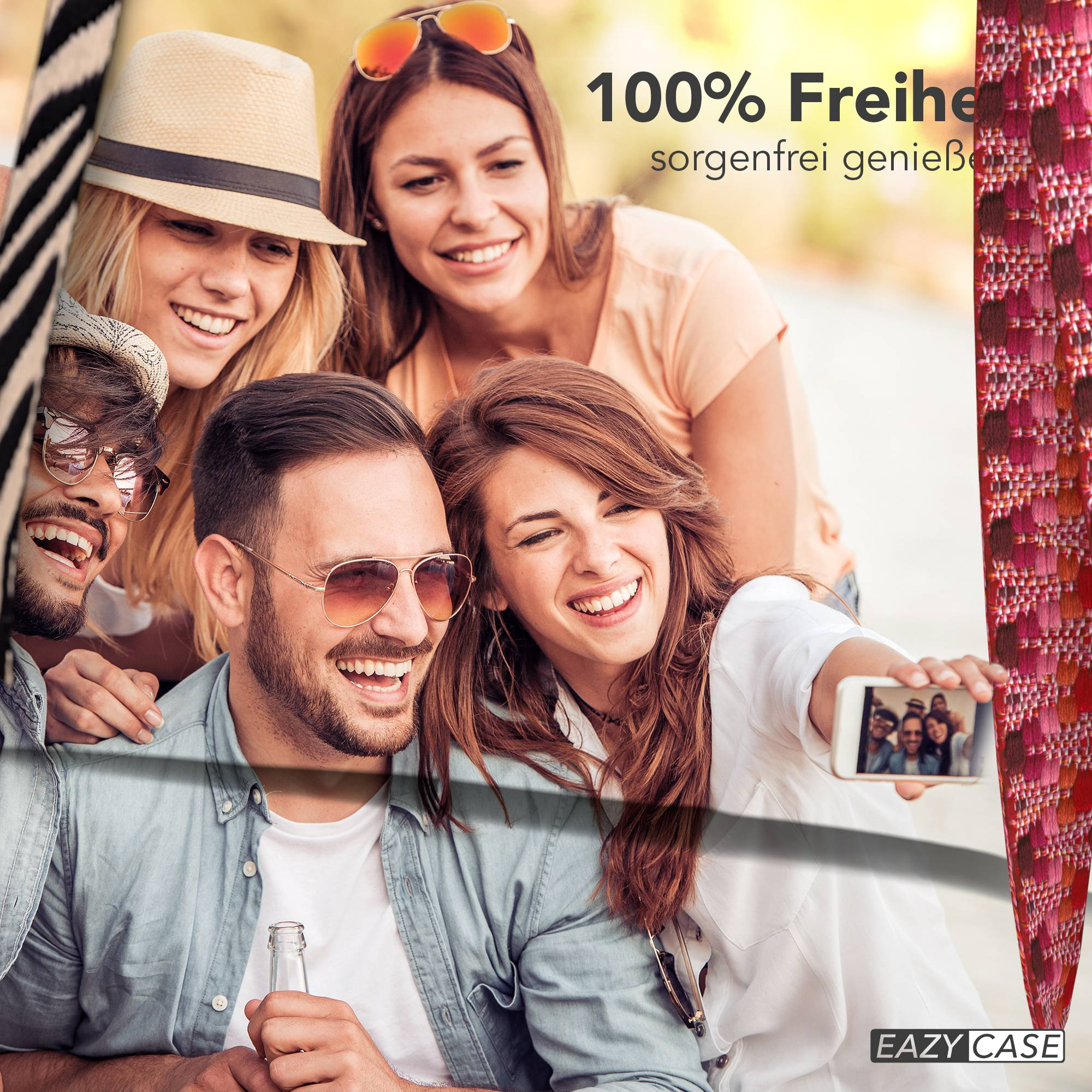 Vier lachende Freunde machen ein Selfie im Freien. Sie tragen Sonnenbrillen und Hüte.