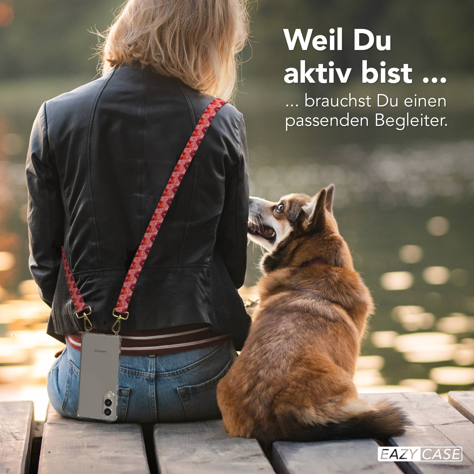 Eine Frau mit Handy und Hund sitzen auf einer Holzbank.