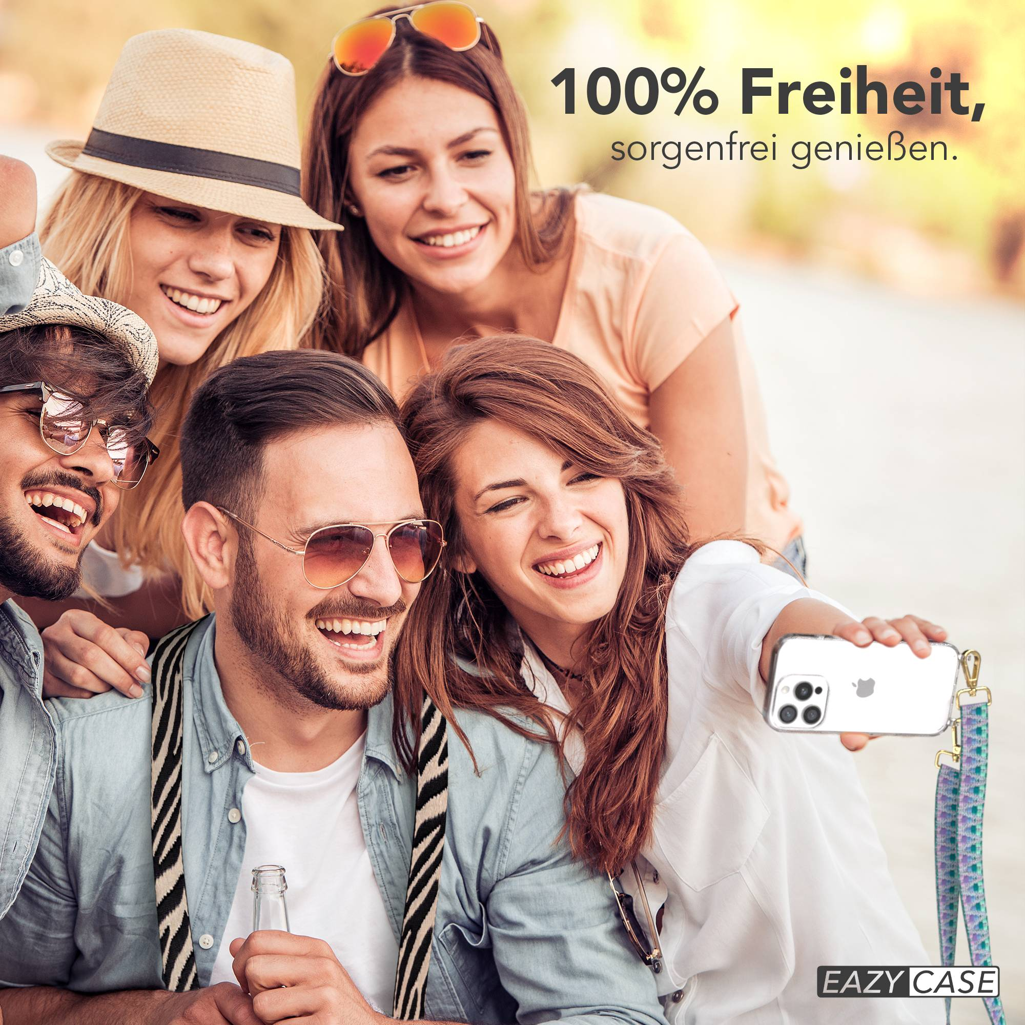 Vier junge Leute machen ein Selfie mit einem iPhone, sie lächeln und lachen.