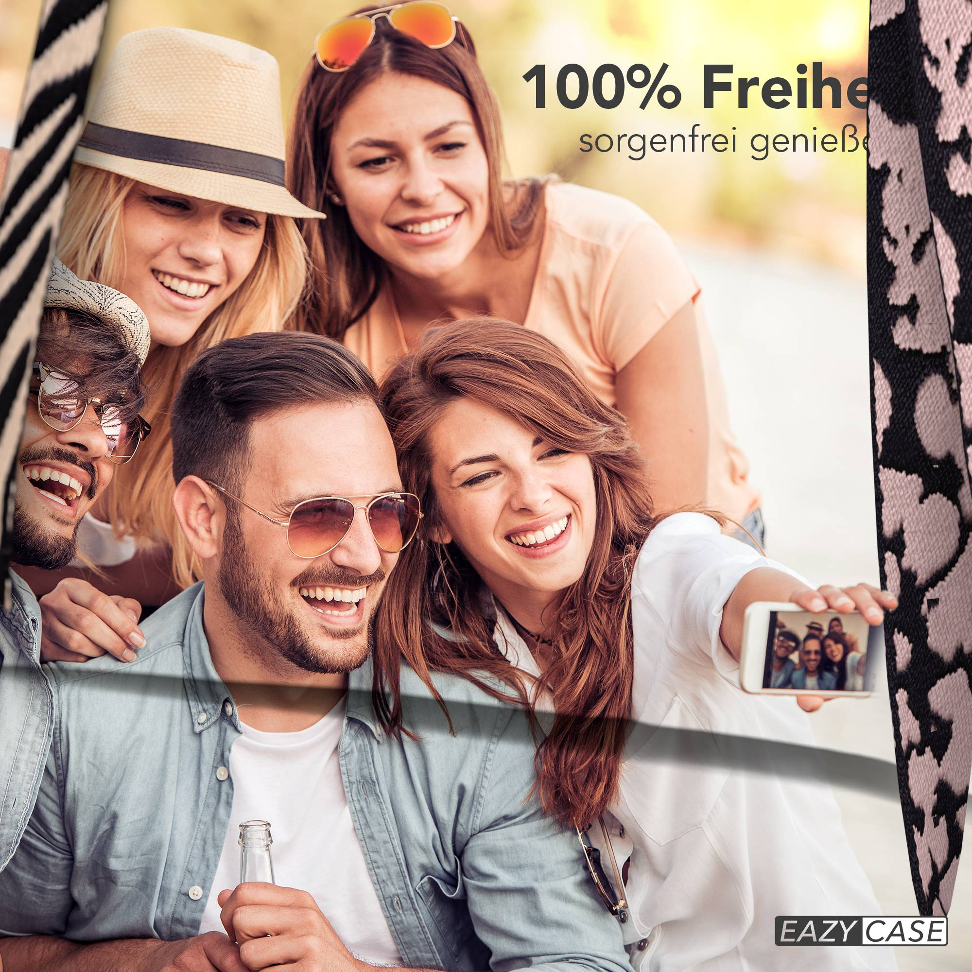 Vier Freunde machen ein Selfie im Freien, sie lächeln und sehen glücklich aus.