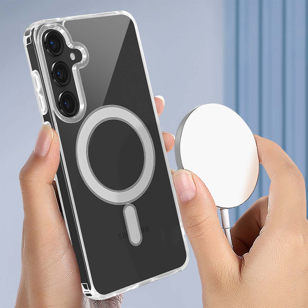 Mani tengono cover trasparente con anello magnetico e caricabatterie bianco.