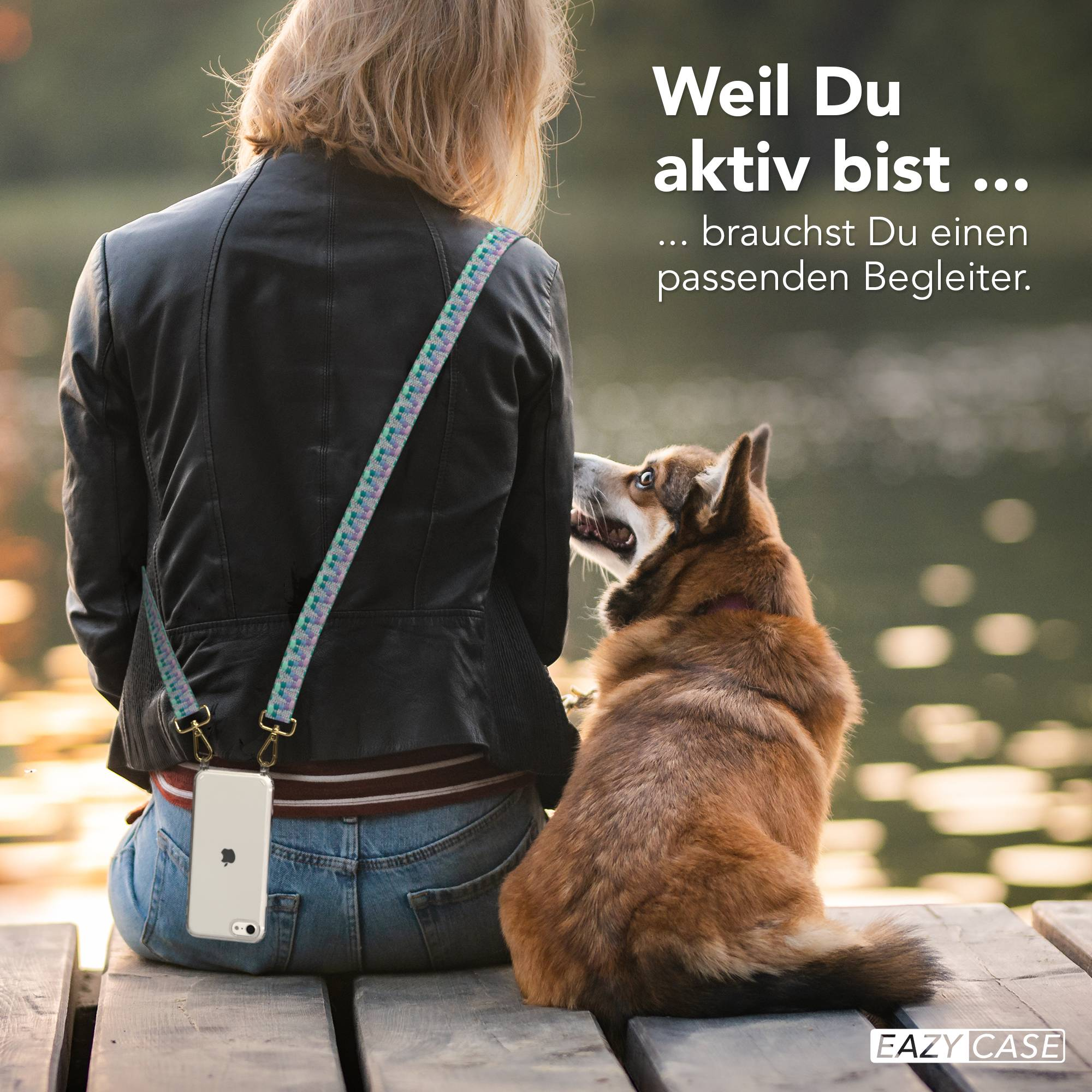 Ein Hund blickt zu einer Person auf, die auf einer Holzplattform sitzt.