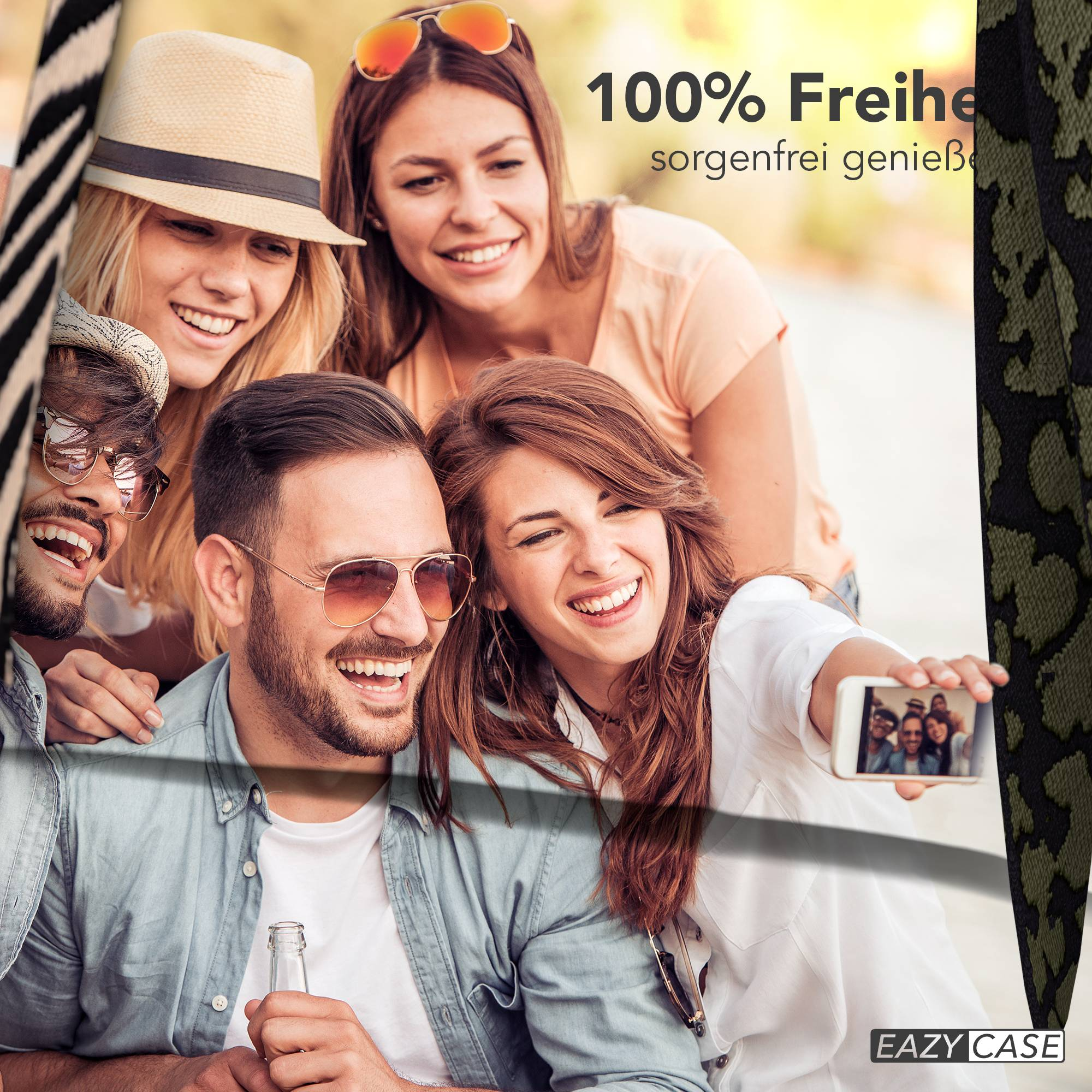 Vier Freunde machen ein Selfie im Freien. Zwei Männer und zwei Frauen lächeln.