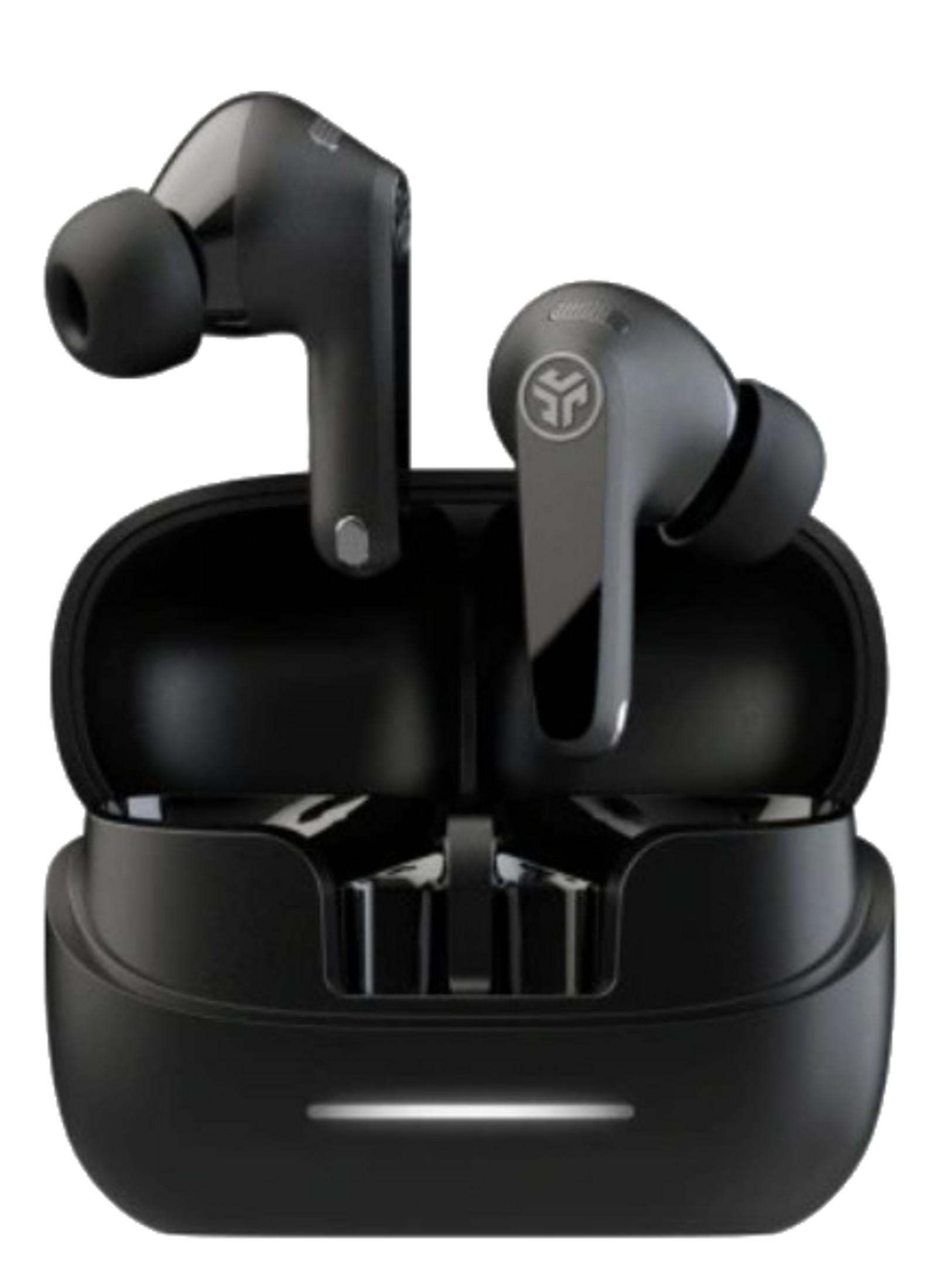 Auricolari wireless neri in una custodia di ricarica aperta con striscia LED bianca.