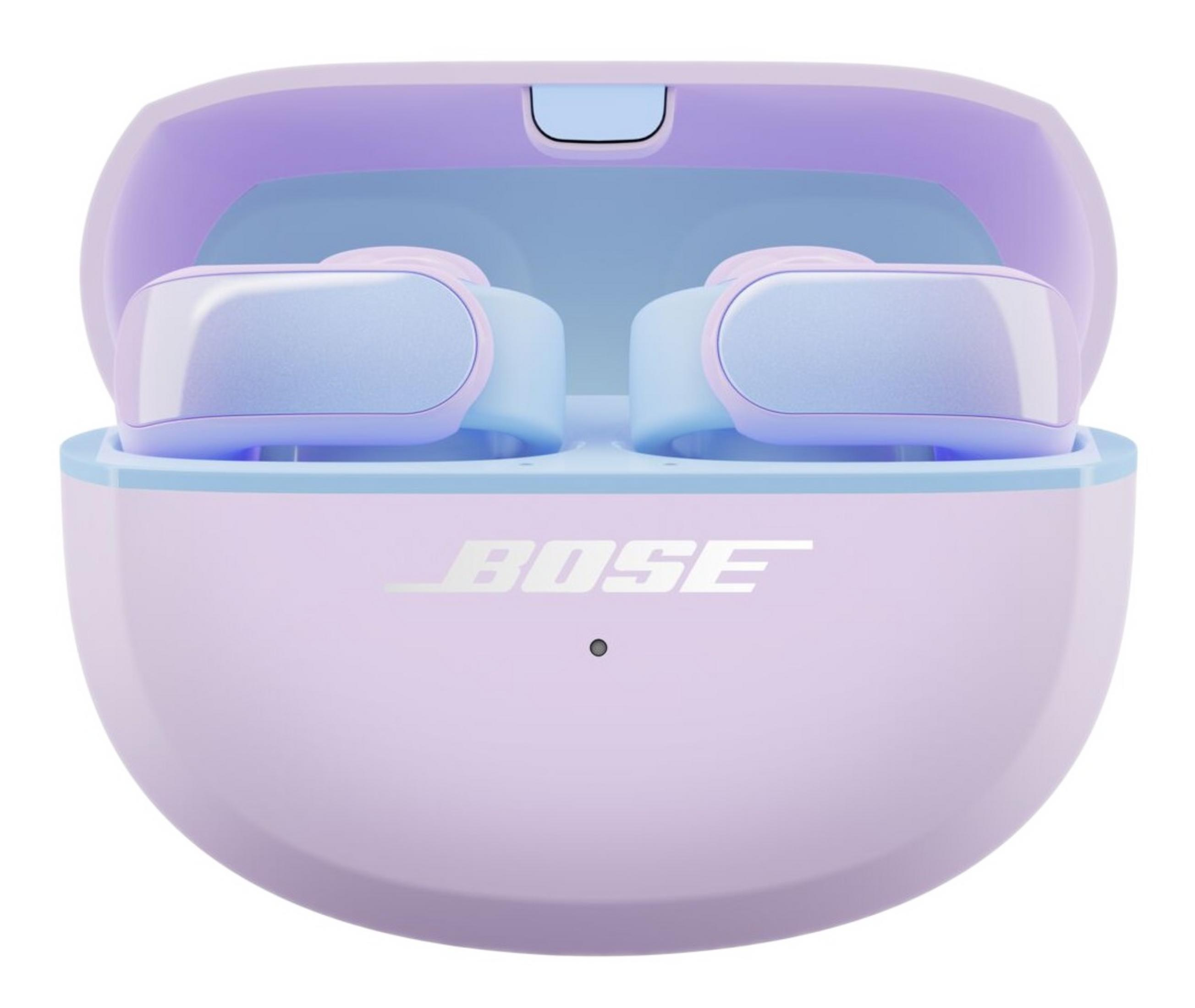 Auriculares Bose en un estuche de carga lavanda abierto.