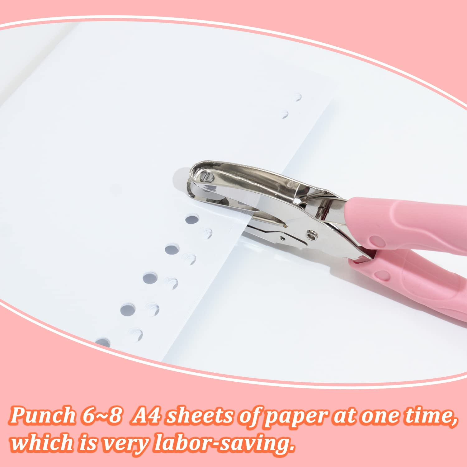Ein pinker Locher stanzt Löcher in weißes A4-Papier.
