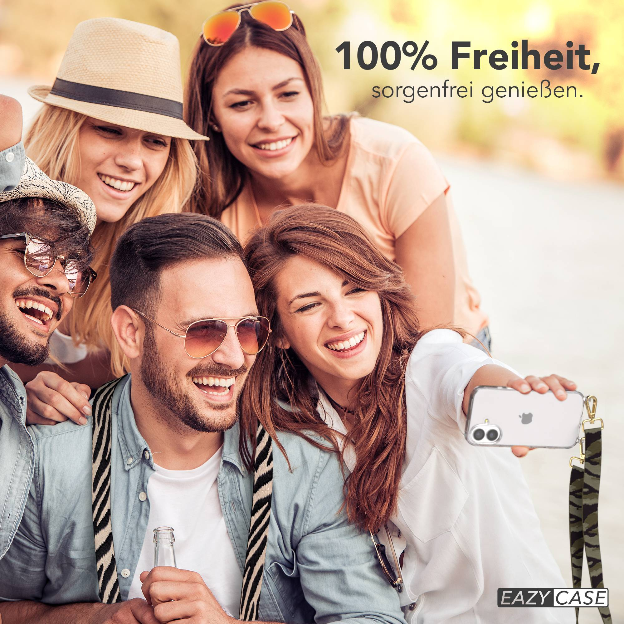 Vier lachende Freunde machen ein Selfie im Freien mit einem Handy.