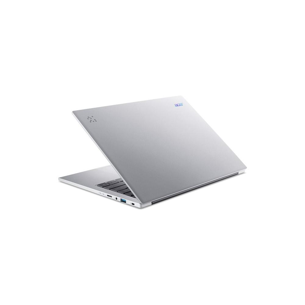 Un laptop Acer argentato con il coperchio aperto, su sfondo bianco.