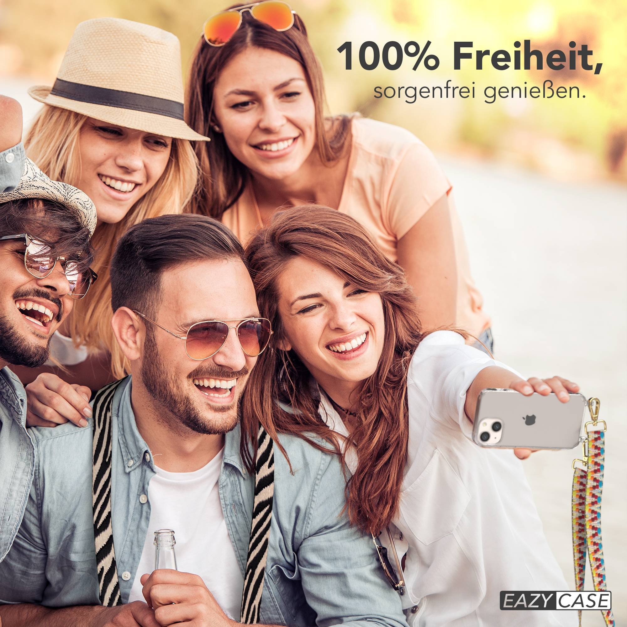 Freunde machen ein Selfie mit einem iPhone. Eine Frau hält das Handy.