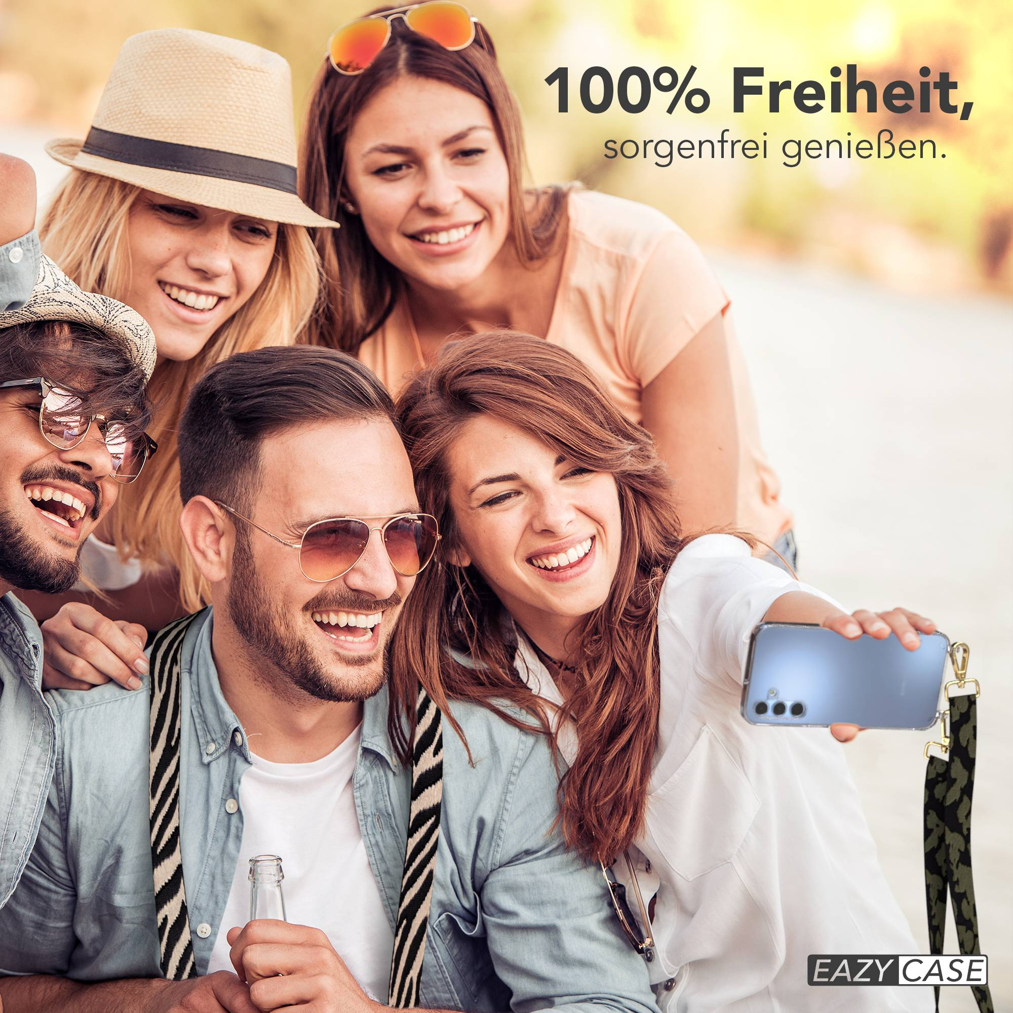 Vier Freunde machen ein Selfie im Freien mit einem Smartphone.