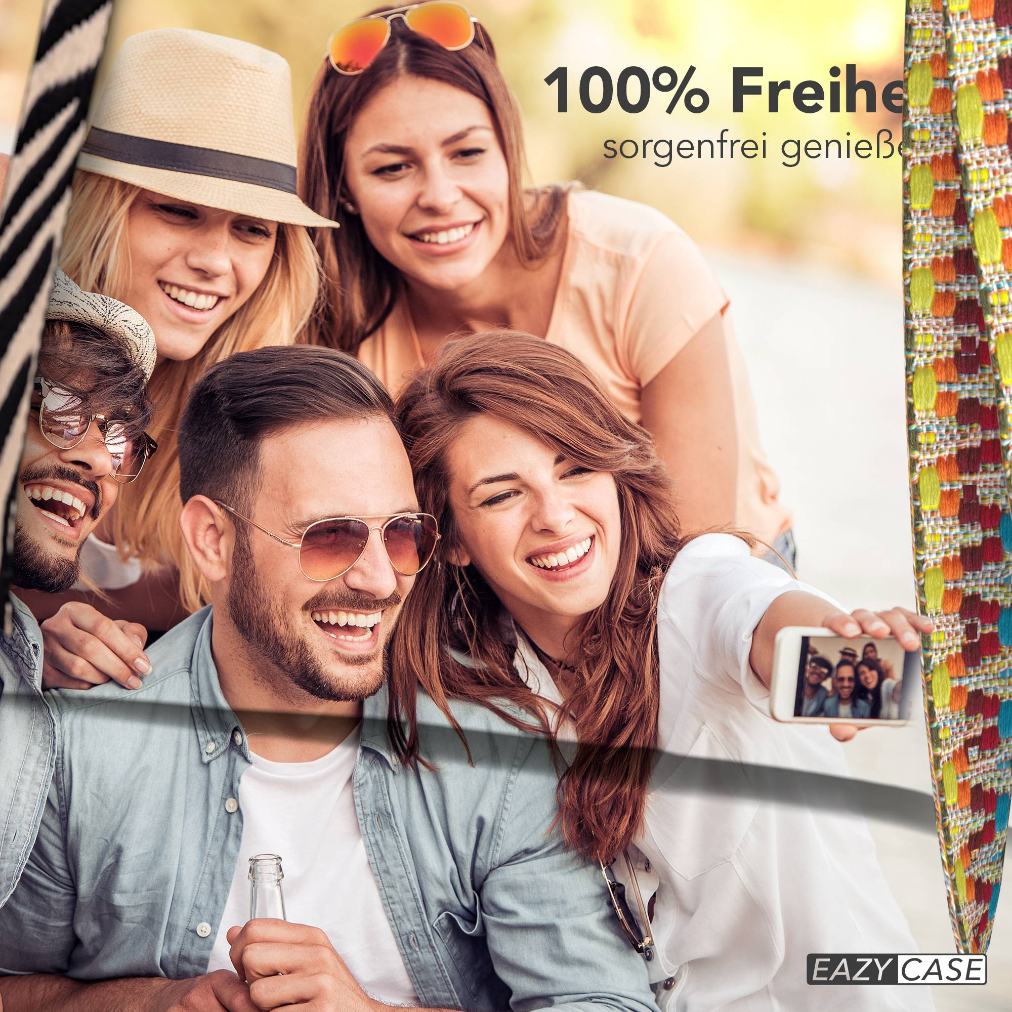 Vier Freunde machen ein Selfie im Freien. Die Frau vorne hält ein Handy. Eine Flasche ist sichtbar.