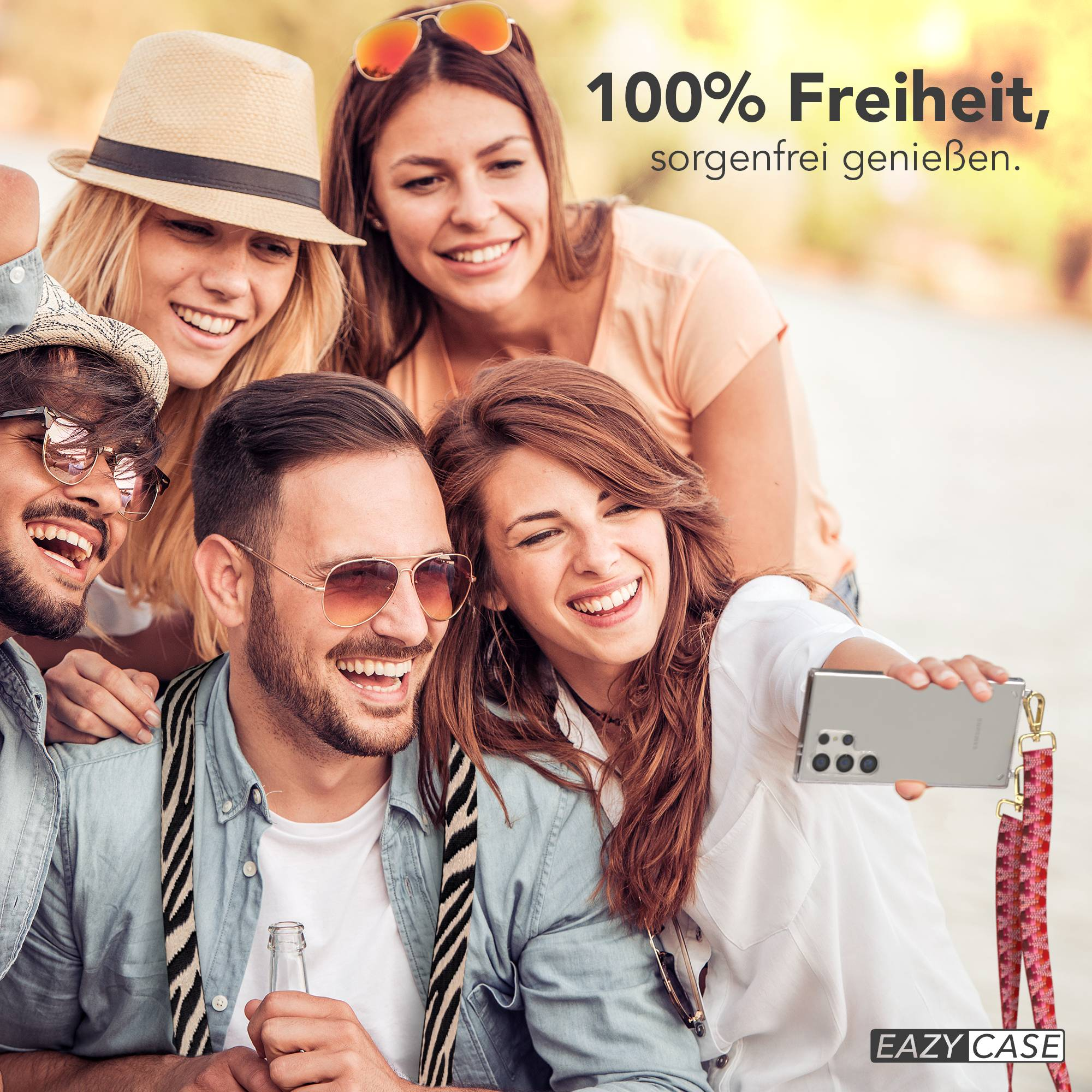 Freunde machen ein Selfie mit einem Handy, das eine Handyhülle trägt.