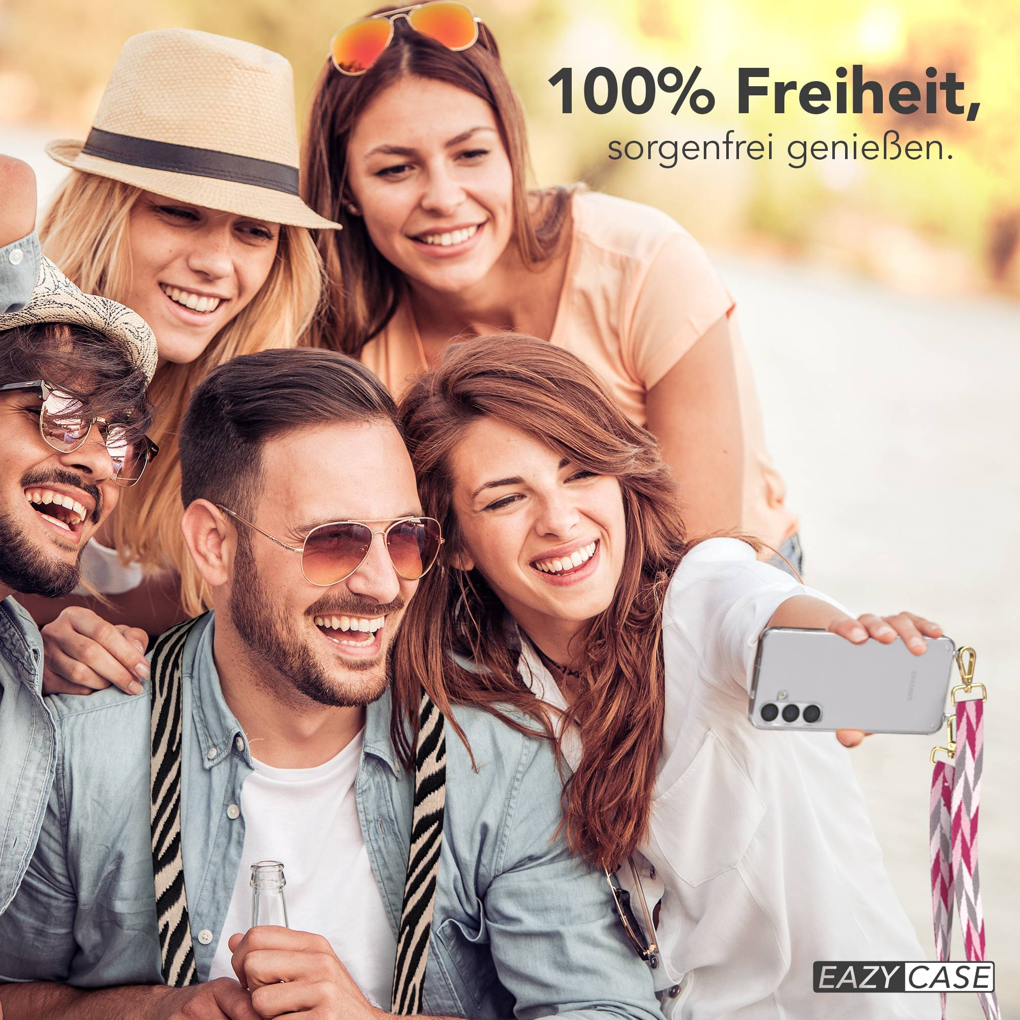 Vier lachende Freunde machen ein Selfie mit einem Handy, eine Flasche Bier.