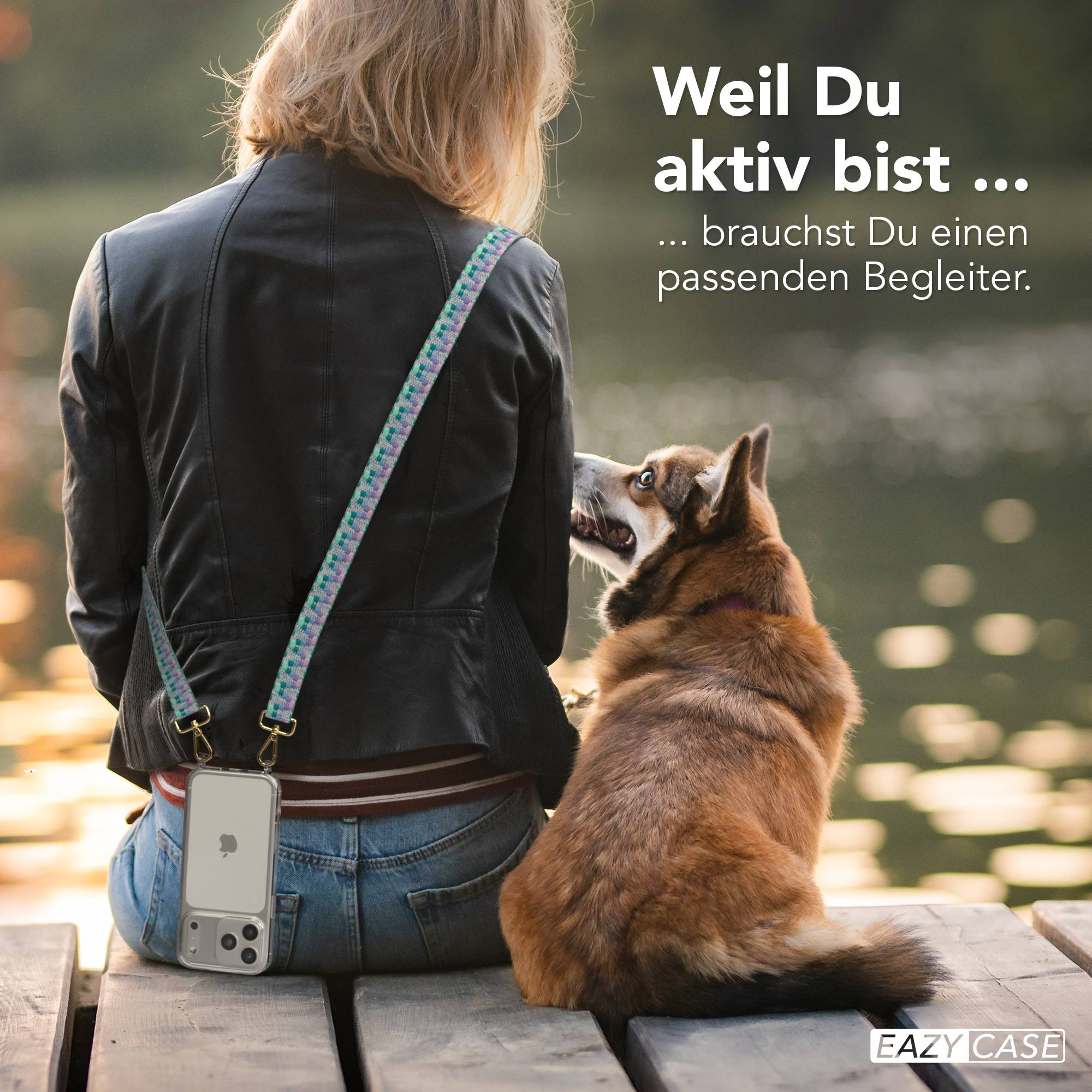 Frau mit Hund sitzt auf Holzsteg am See. Frau trägt Handy-Tasche.