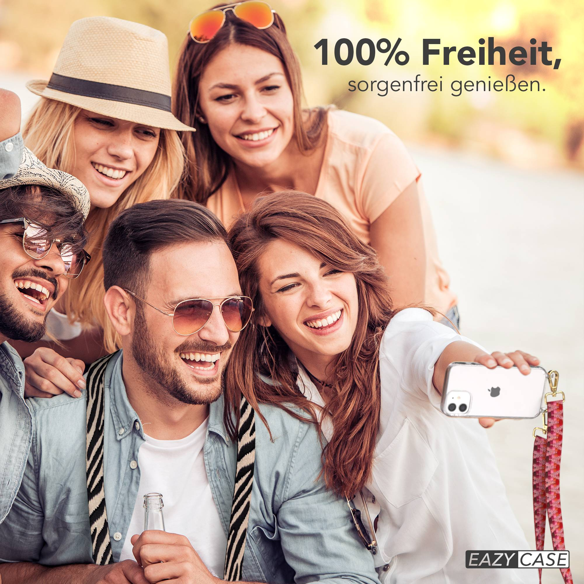 Vier lachende Freunde machen ein Selfie mit einem Smartphone und halten eine Flasche.
