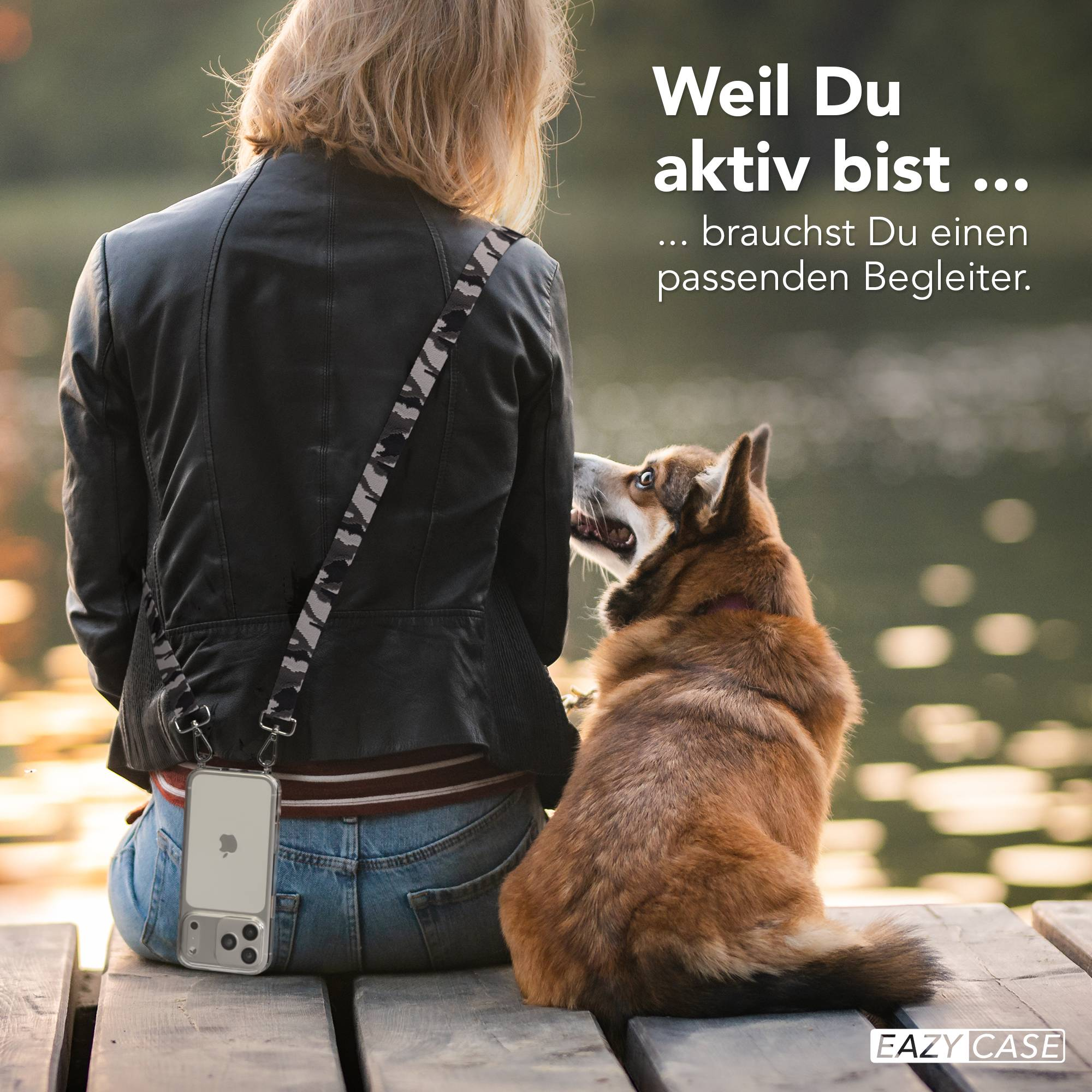 Eine Frau sitzt auf einer Holzbank mit ihrem Hund. Ein Handy ist an ihrer Seite befestigt.