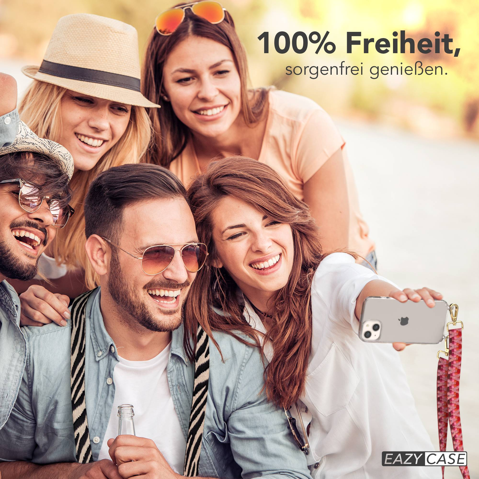 Vier junge Leute machen ein Selfie im Freien, zwei Männer und zwei Frauen.
