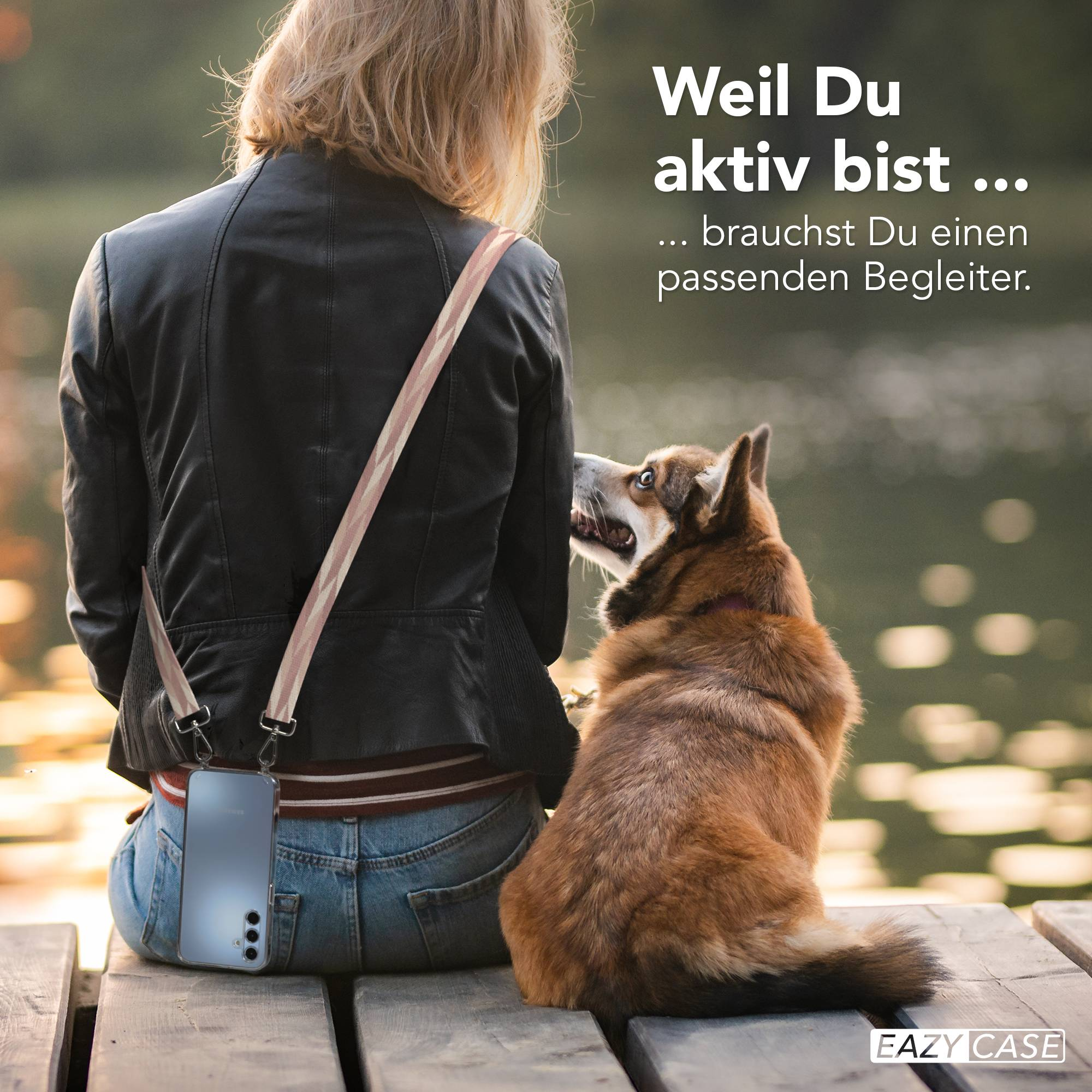 Eine Frau mit Handy sitzt auf Holzplanken, daneben ein Hund.