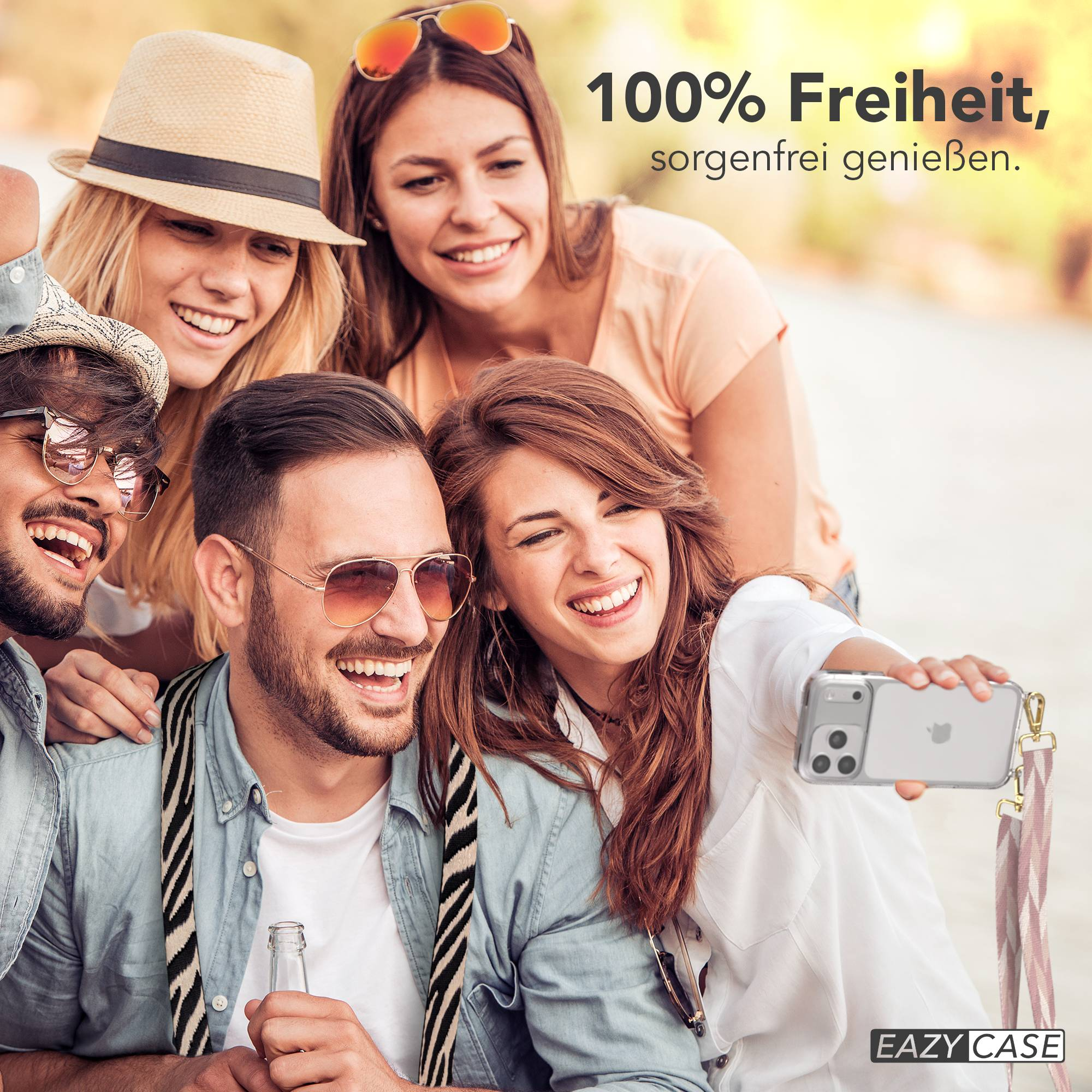 Vier lachende Freunde machen ein Selfie mit einem iPhone. Ein Mann hält eine Flasche.