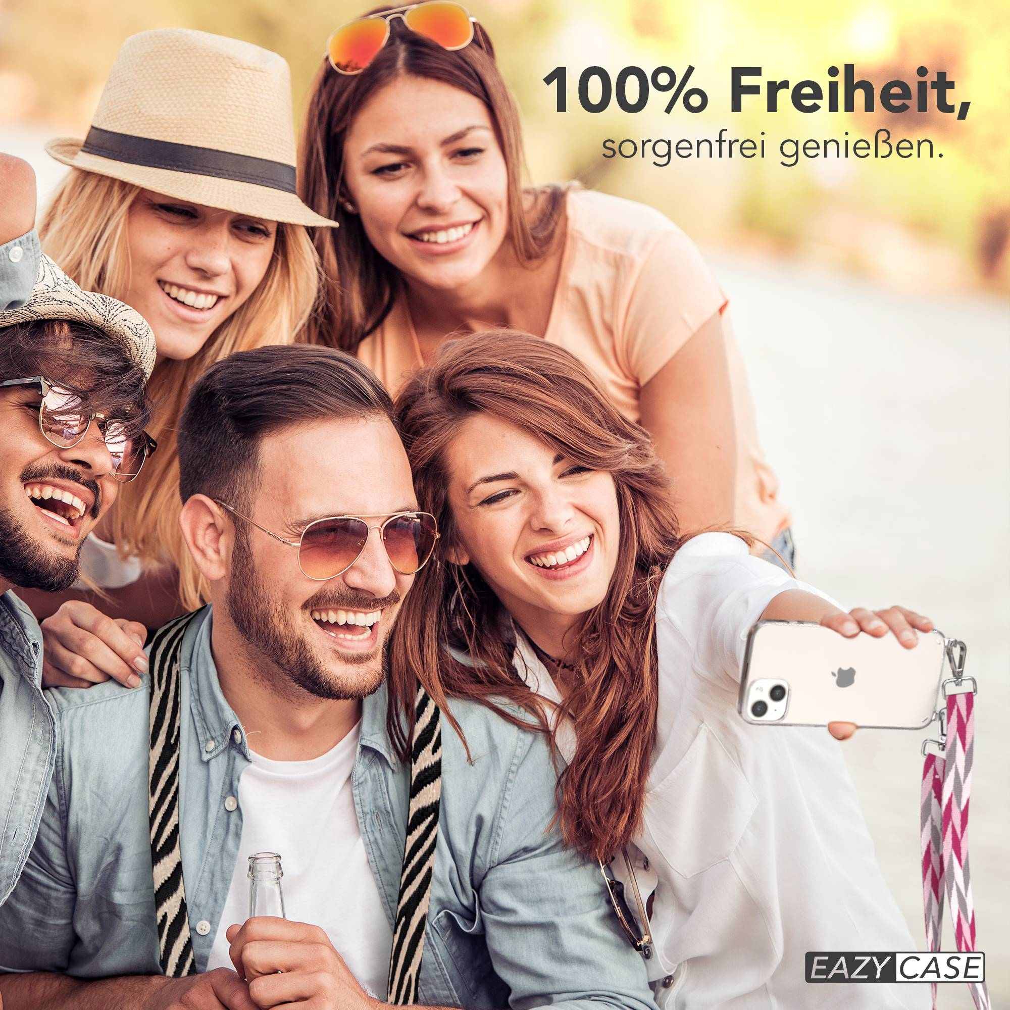 Freunde machen ein Selfie mit einem iPhone, eine Frau hält das Handy.
