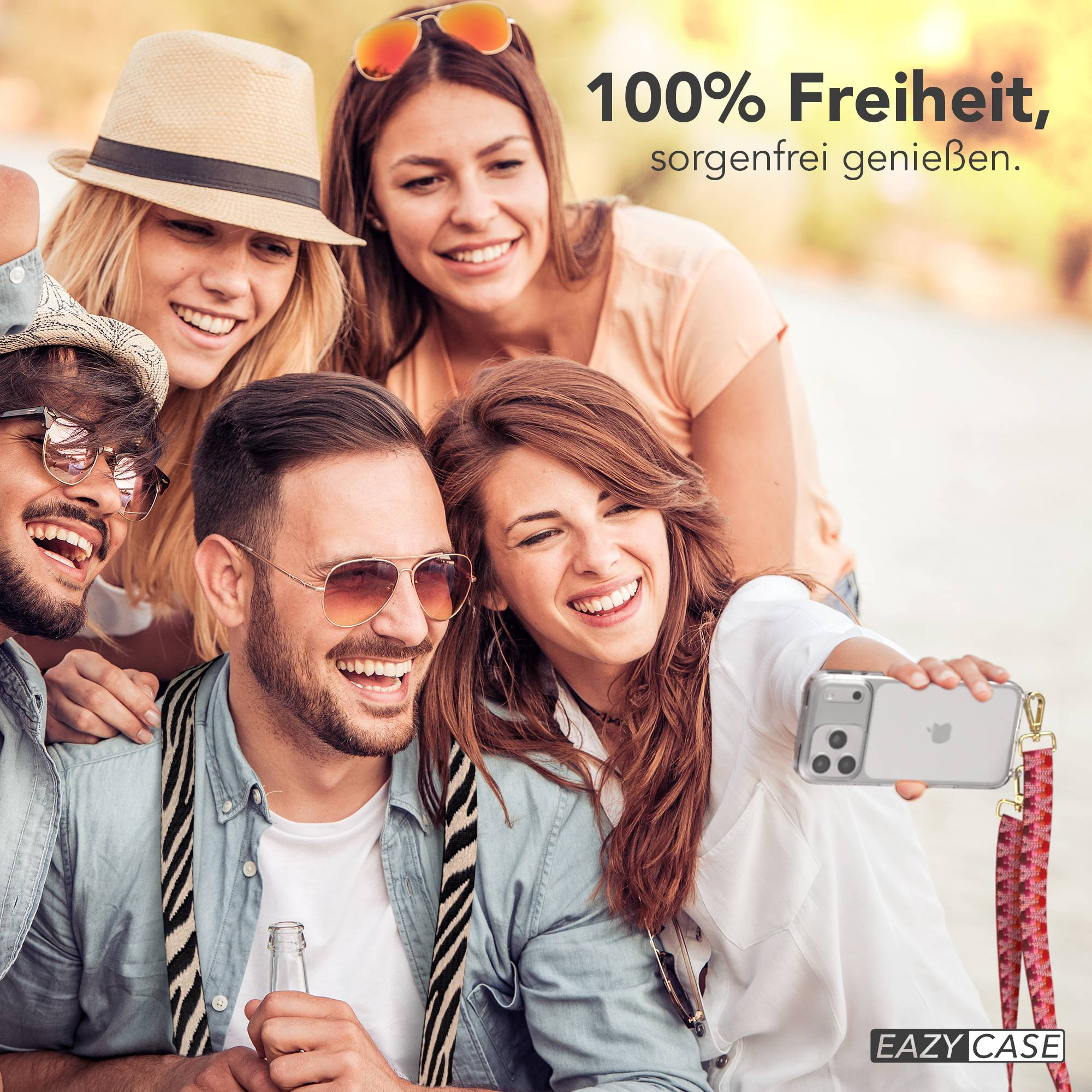 Vier Freunde machen draußen ein Selfie. Zwei Männer und zwei Frauen lächeln.