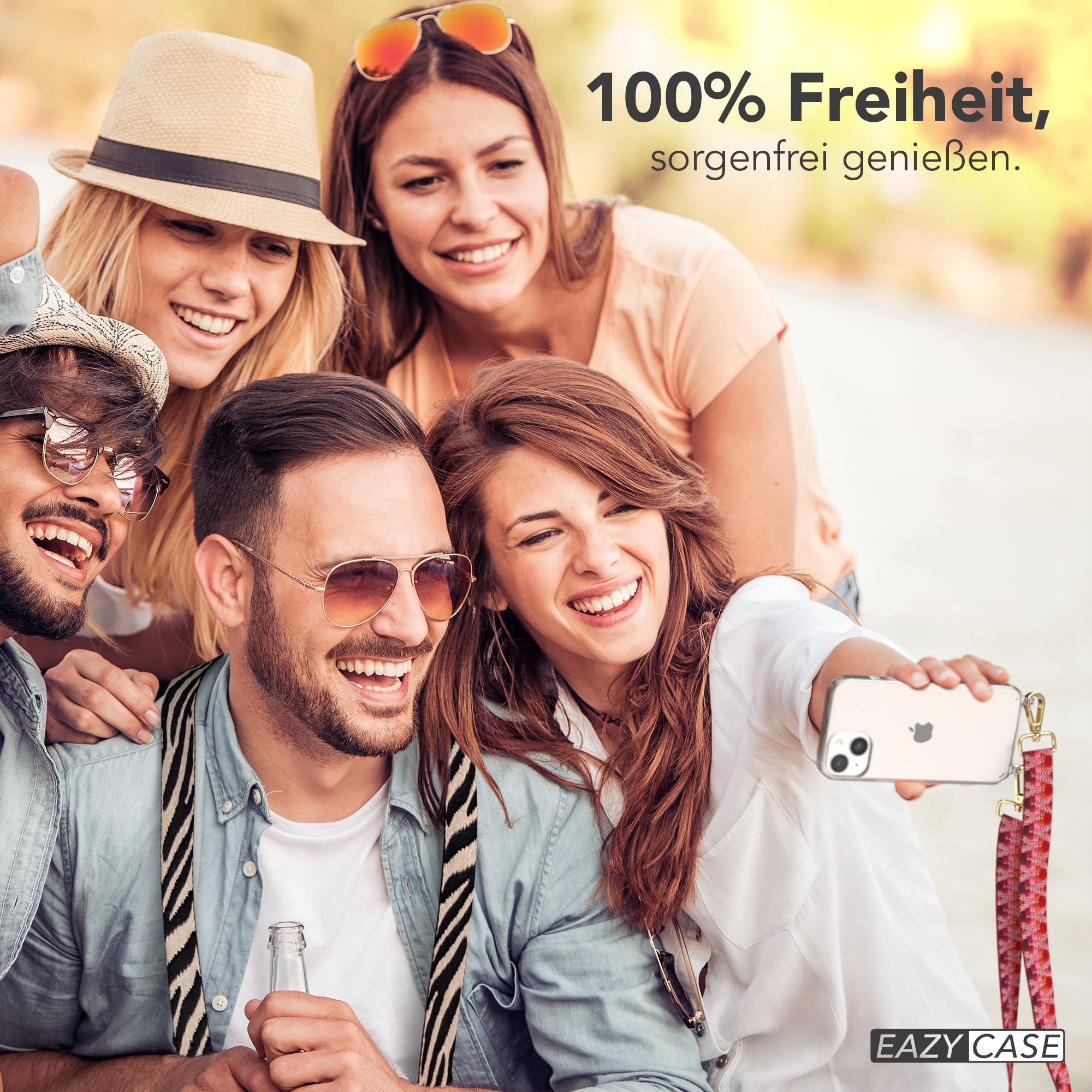 Vier lachende Freunde machen ein Selfie mit einem Handy, das mit einer Kordel versehen ist.